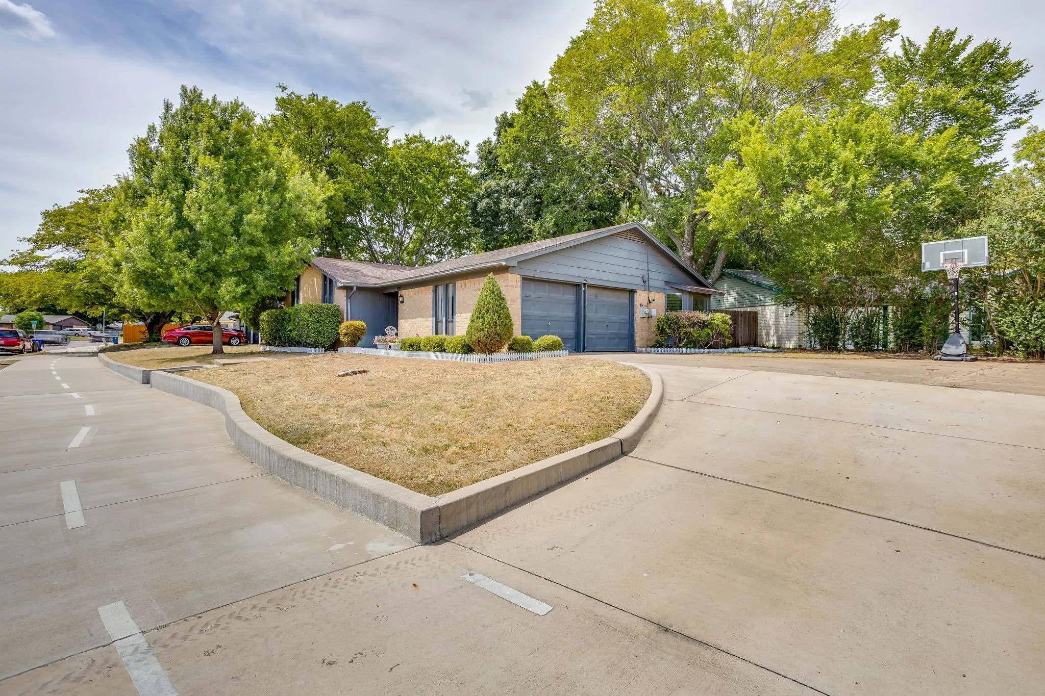 Single Family Residence For Sale in Johnson County , 435 SE Gardens Boulevard, Burleson, Texas 76028, 3 Bedroom, 2 Bathroom, 2 Garage spaces, 1,660 Sqft, built in 1977, mls#21369656, Real Estate Agent in Burleson, Homes For Sale in Johnson county, Homes For Sale in Burleson, Realtor in Burleson Texas, Real Estate Brokerage Independent Realty Texas, Luminita Cordes Realtor
