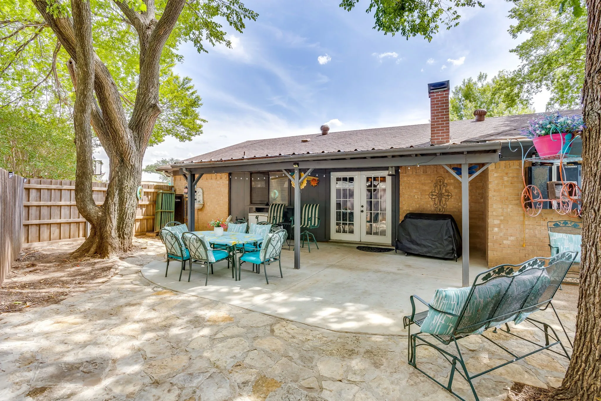 Single Family Residence For Sale in Johnson County , 435 SE Gardens Boulevard, Burleson, Texas 76028, 3 Bedroom, 2 Bathroom, 2 Garage spaces, 1,660 Sqft, built in 1977, mls#21369656, Real Estate Agent in Burleson, Homes For Sale in Johnson county, Homes For Sale in Burleson, Realtor in Burleson Texas, Real Estate Brokerage Independent Realty Texas, Luminita Cordes Realtor