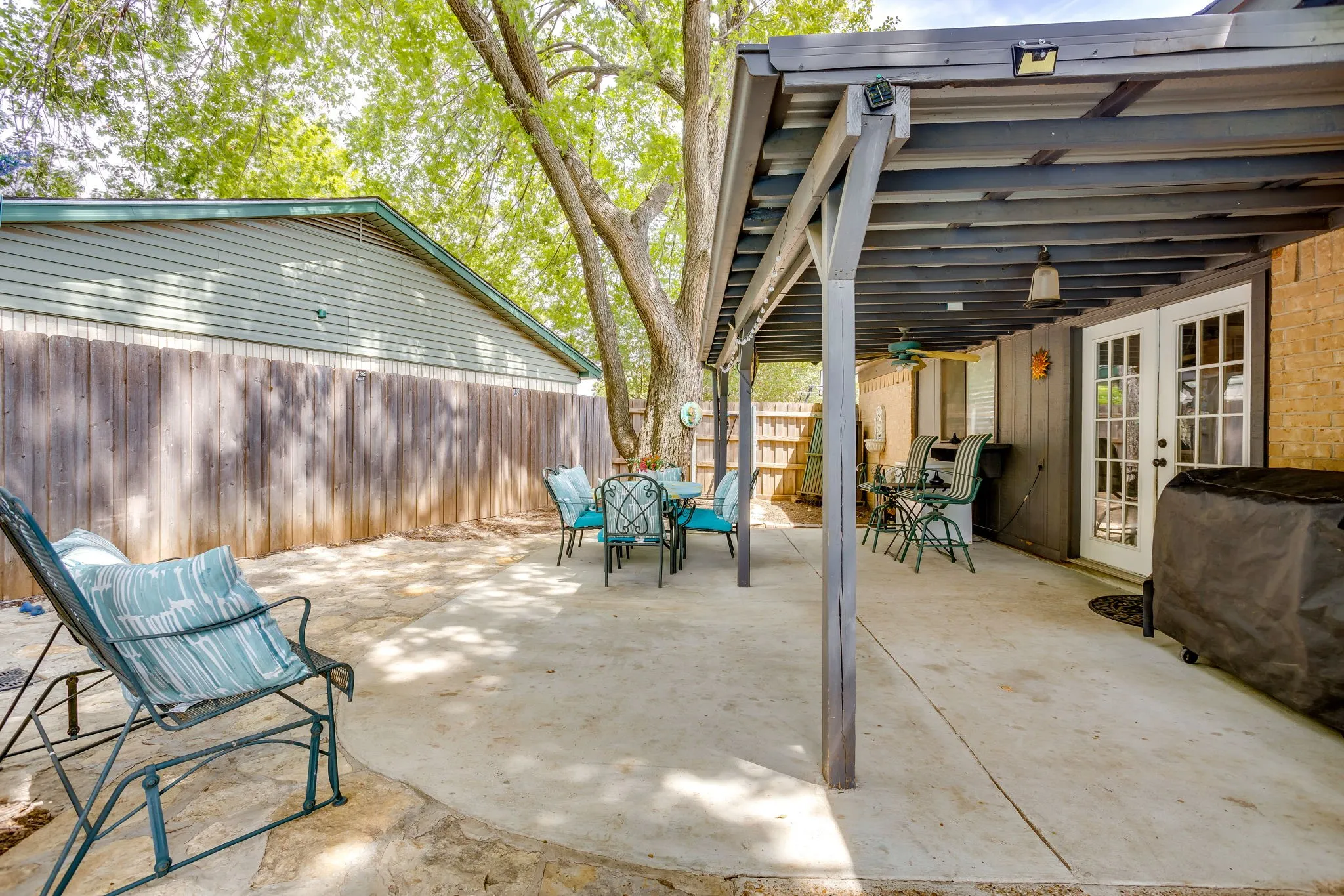 Single Family Residence For Sale in Johnson County , 435 SE Gardens Boulevard, Burleson, Texas 76028, 3 Bedroom, 2 Bathroom, 2 Garage spaces, 1,660 Sqft, built in 1977, mls#21369656, Real Estate Agent in Burleson, Homes For Sale in Johnson county, Homes For Sale in Burleson, Realtor in Burleson Texas, Real Estate Brokerage Independent Realty Texas, Luminita Cordes Realtor