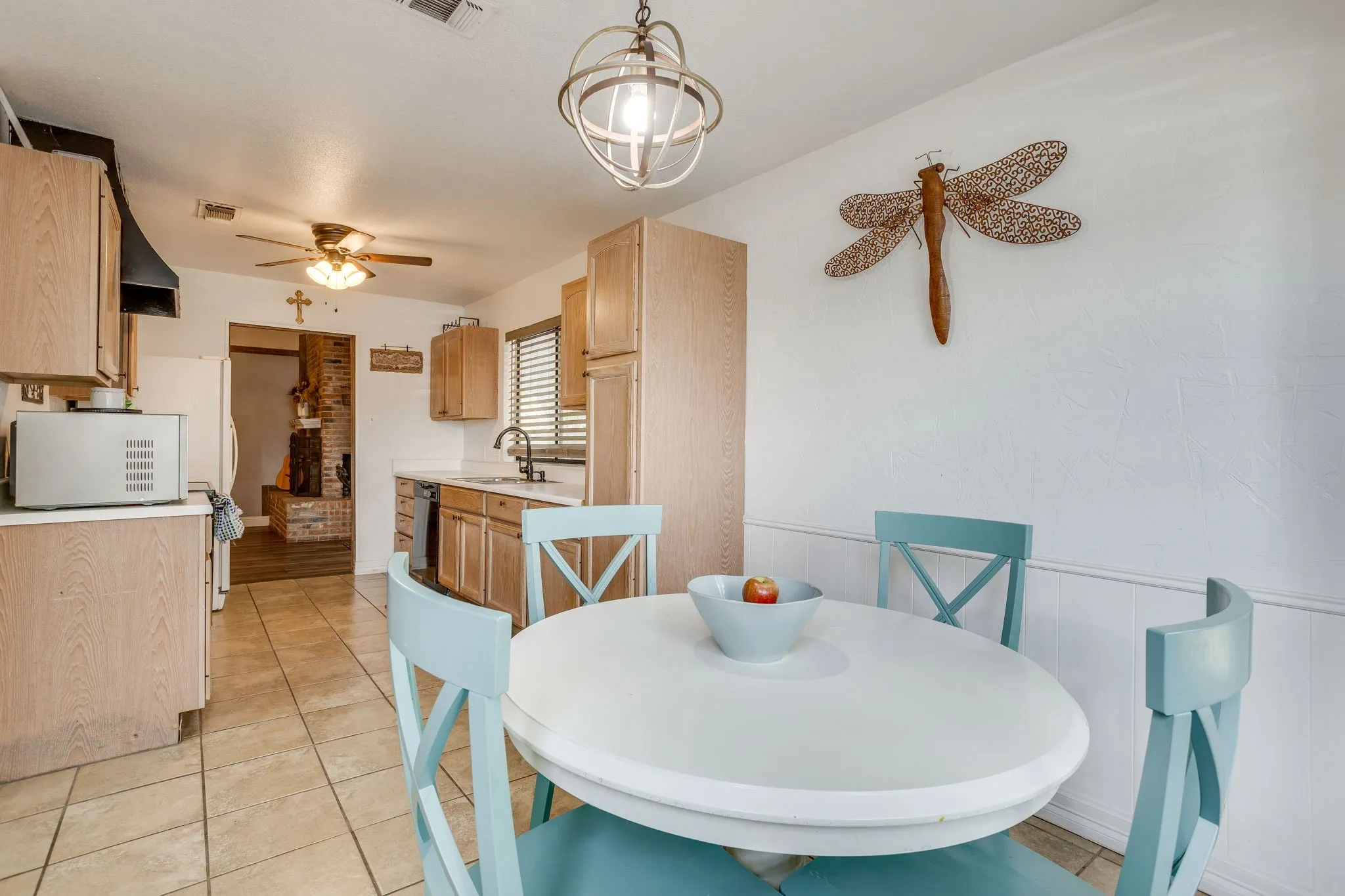 Single Family Residence For Sale in Johnson County , 435 SE Gardens Boulevard, Burleson, Texas 76028, 3 Bedroom, 2 Bathroom, 2 Garage spaces, 1,660 Sqft, built in 1977, mls#21369656, Real Estate Agent in Burleson, Homes For Sale in Johnson county, Homes For Sale in Burleson, Realtor in Burleson Texas, Real Estate Brokerage Independent Realty Texas, Luminita Cordes Realtor