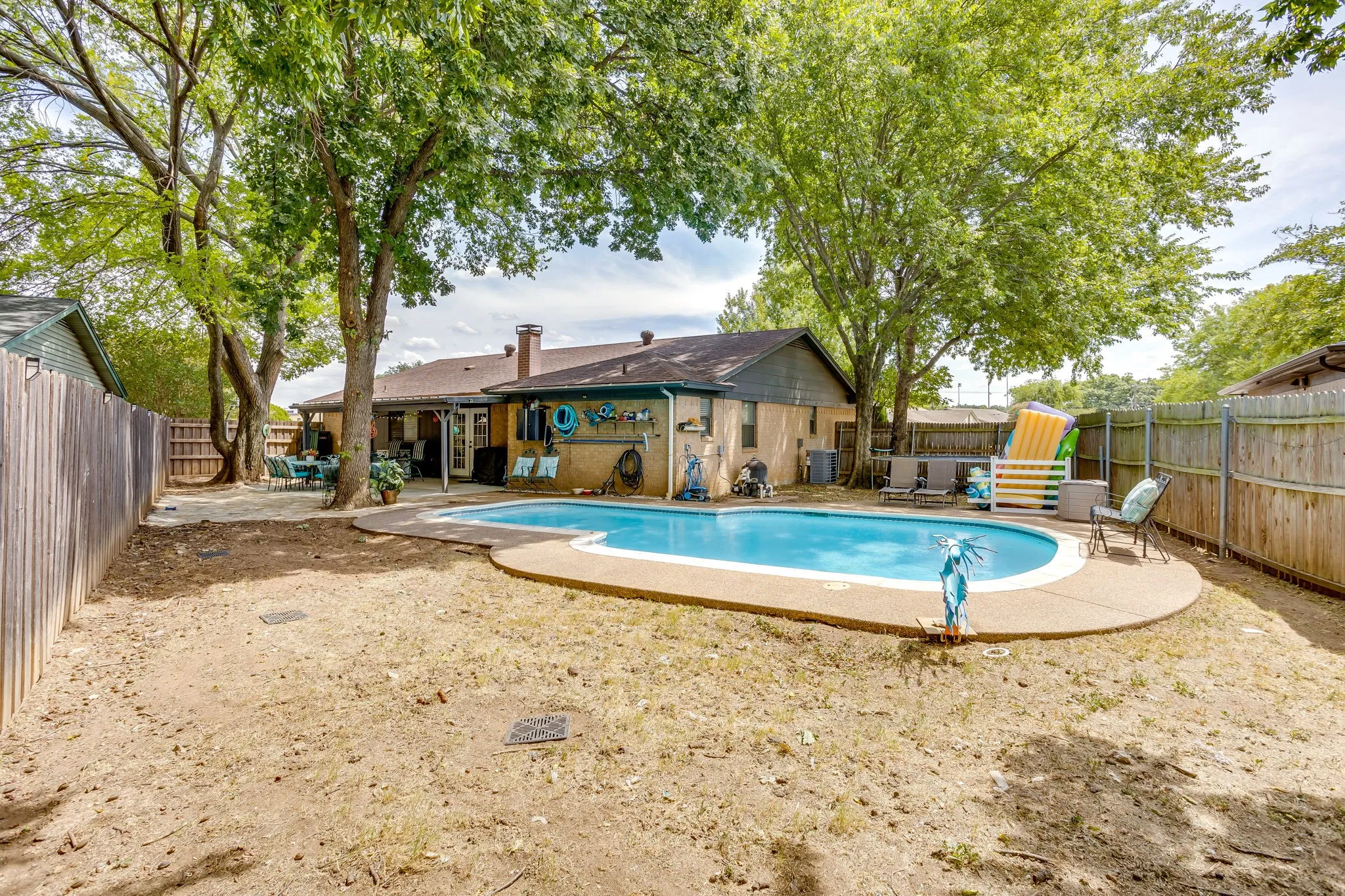 Single Family Residence For Sale in Johnson County , 435 SE Gardens Boulevard, Burleson, Texas 76028, 3 Bedroom, 2 Bathroom, 2 Garage spaces, 1,660 Sqft, built in 1977, mls#21369656, Real Estate Agent in Burleson, Homes For Sale in Johnson county, Homes For Sale in Burleson, Realtor in Burleson Texas, Real Estate Brokerage Independent Realty Texas, Luminita Cordes Realtor