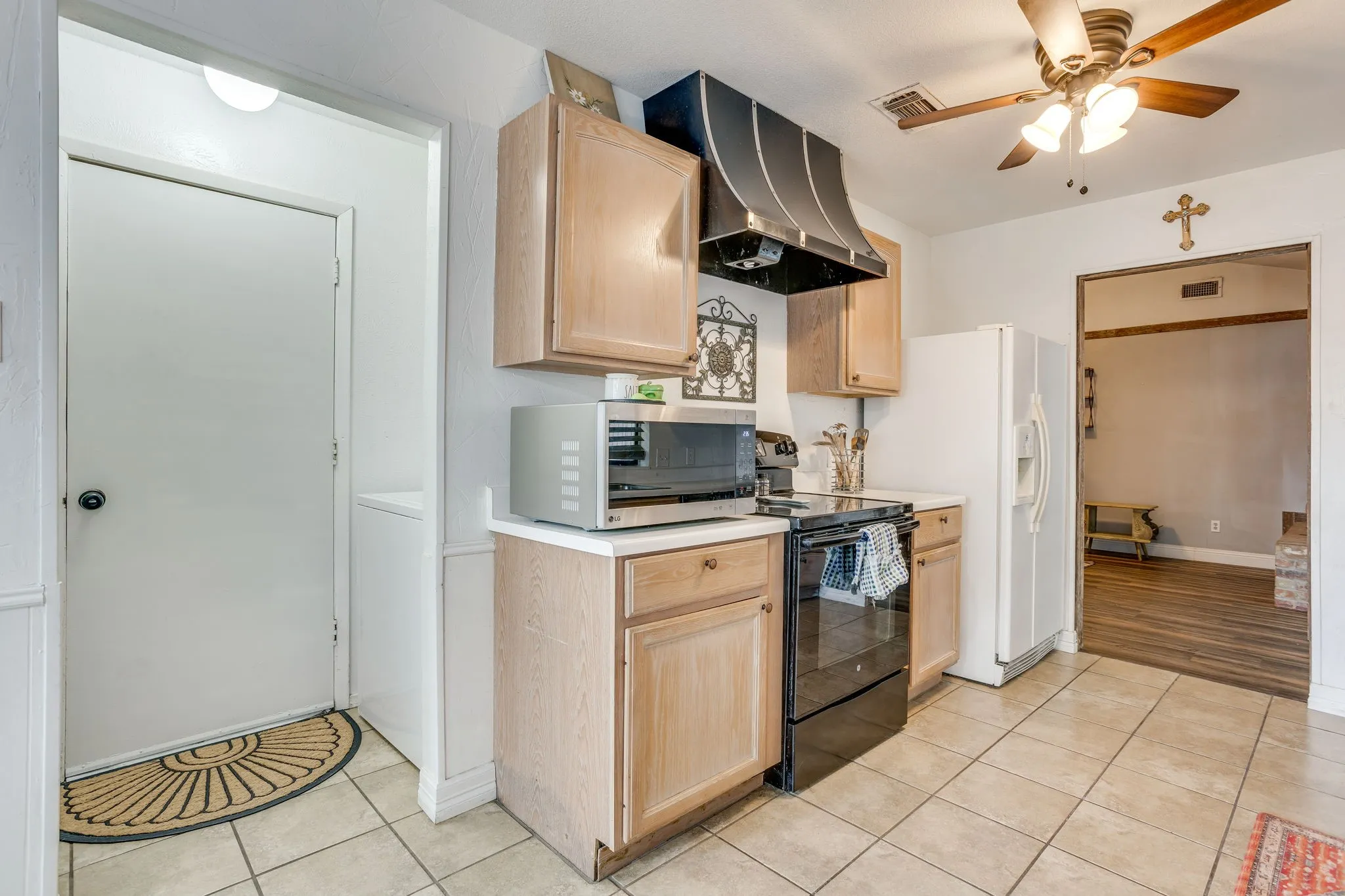 Single Family Residence For Sale in Johnson County , 435 SE Gardens Boulevard, Burleson, Texas 76028, 3 Bedroom, 2 Bathroom, 2 Garage spaces, 1,660 Sqft, built in 1977, mls#21369656, Real Estate Agent in Burleson, Homes For Sale in Johnson county, Homes For Sale in Burleson, Realtor in Burleson Texas, Real Estate Brokerage Independent Realty Texas, Luminita Cordes Realtor