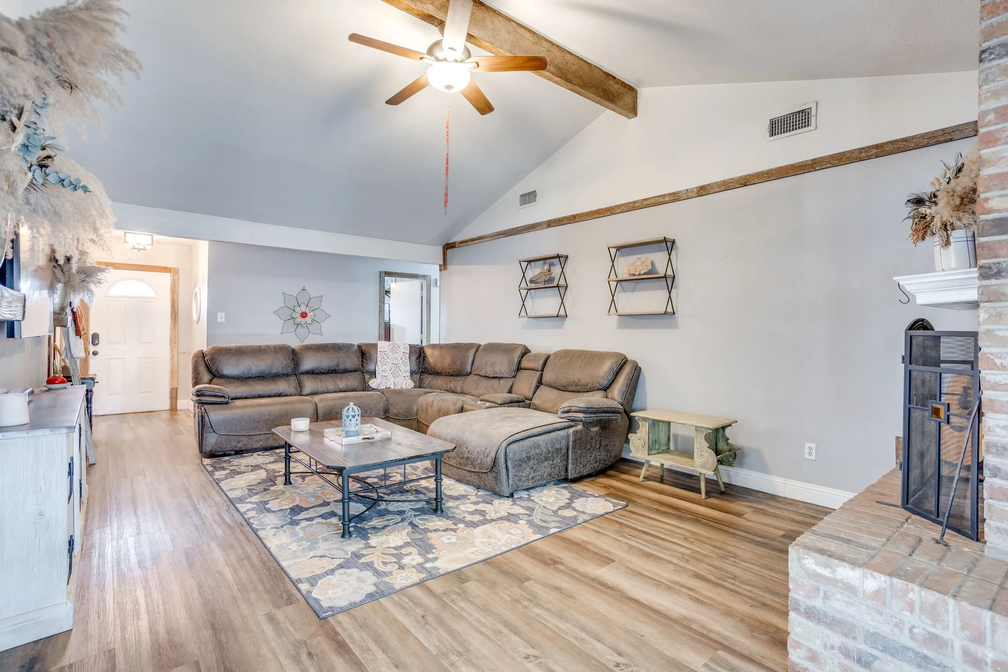 Single Family Residence For Sale in Johnson County , 435 SE Gardens Boulevard, Burleson, Texas 76028, 3 Bedroom, 2 Bathroom, 2 Garage spaces, 1,660 Sqft, built in 1977, mls#21369656, Real Estate Agent in Burleson, Homes For Sale in Johnson county, Homes For Sale in Burleson, Realtor in Burleson Texas, Real Estate Brokerage Independent Realty Texas, Luminita Cordes Realtor