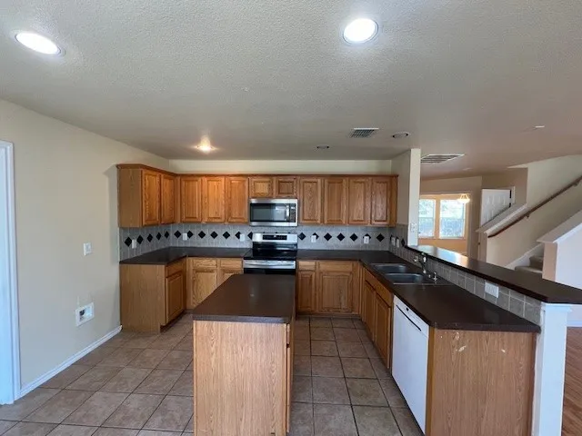 Single Family Residence For Rent in Collin County , 2001 Hickory Trail, Anna, Texas 75409, 3 Bedroom, 3 Bathroom, 2 Garage spaces, 2,207 Sqft, built in 2004, mls#21369791, Real Estate Agent in Anna, Homes For Rent in Collin county, Homes For Rent in Anna, Realtor in Anna Texas, Real Estate Brokerage Independent Realty Texas, Luminita Cordes Realtor