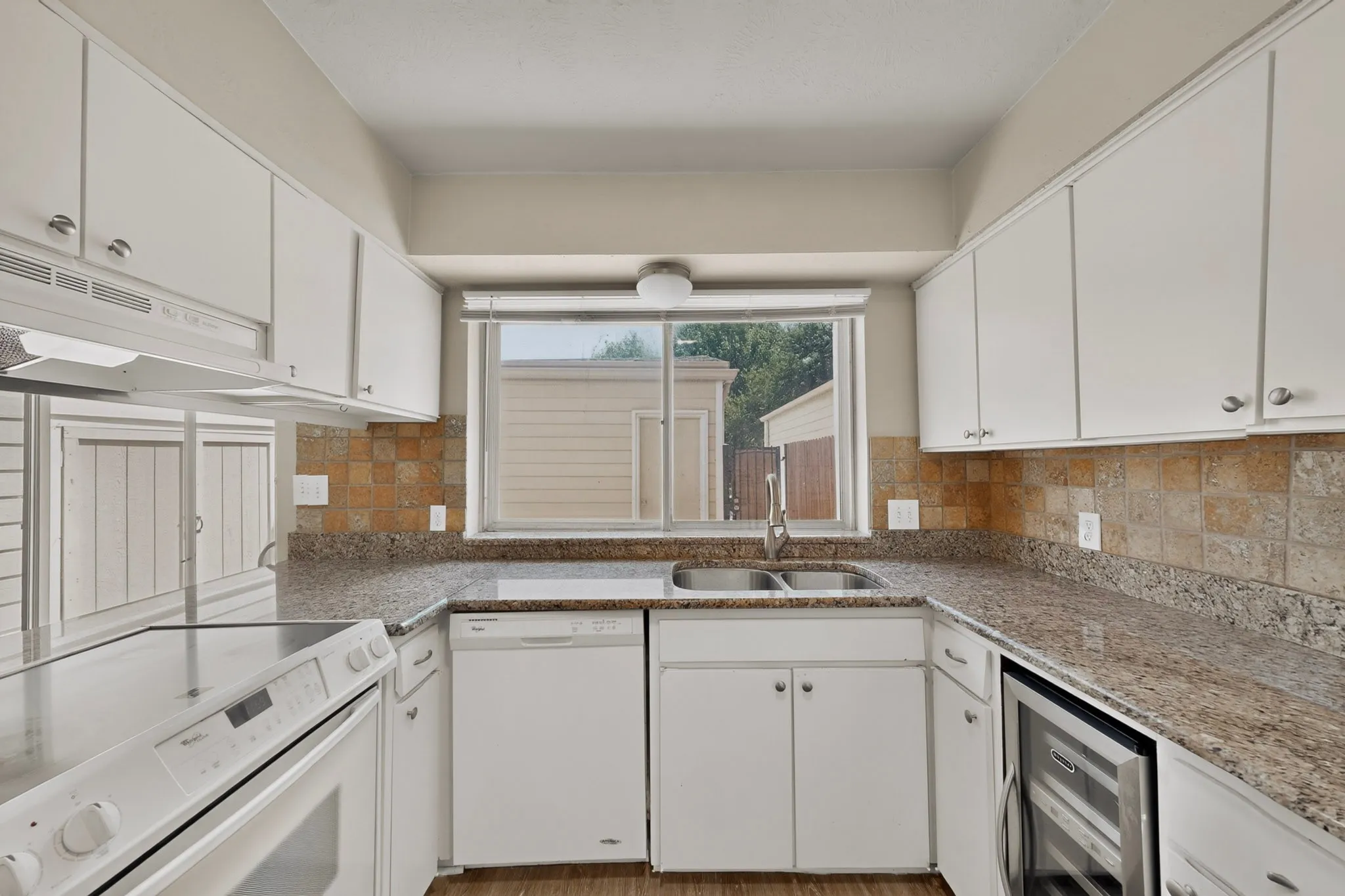 Condominium For Rent in Tarrant County , 1949 Shorewood Drive, Grapevine, Texas 76051, 2 Bedroom, 2 Bathroom, 1 Garage spaces, 1,270 Sqft, built in 1973, mls#21369842, Real Estate Agent in Grapevine, Homes For Rent in Tarrant county, Homes For Rent in Grapevine, Realtor in Grapevine Texas, Real Estate Brokerage Independent Realty Texas, Luminita Cordes Realtor