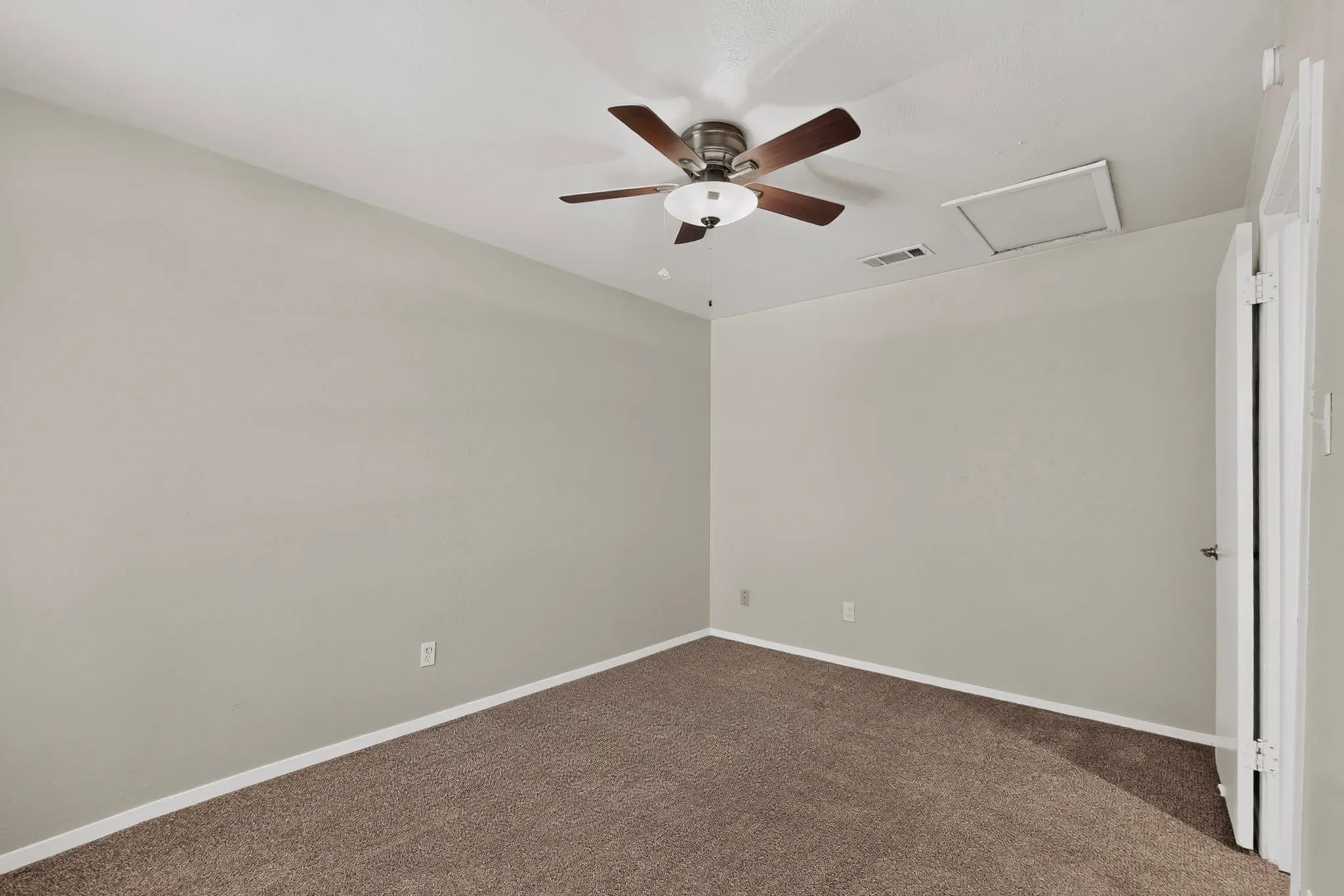 Condominium For Rent in Tarrant County , 1949 Shorewood Drive, Grapevine, Texas 76051, 2 Bedroom, 2 Bathroom, 1 Garage spaces, 1,270 Sqft, built in 1973, mls#21369842, Real Estate Agent in Grapevine, Homes For Rent in Tarrant county, Homes For Rent in Grapevine, Realtor in Grapevine Texas, Real Estate Brokerage Independent Realty Texas, Luminita Cordes Realtor