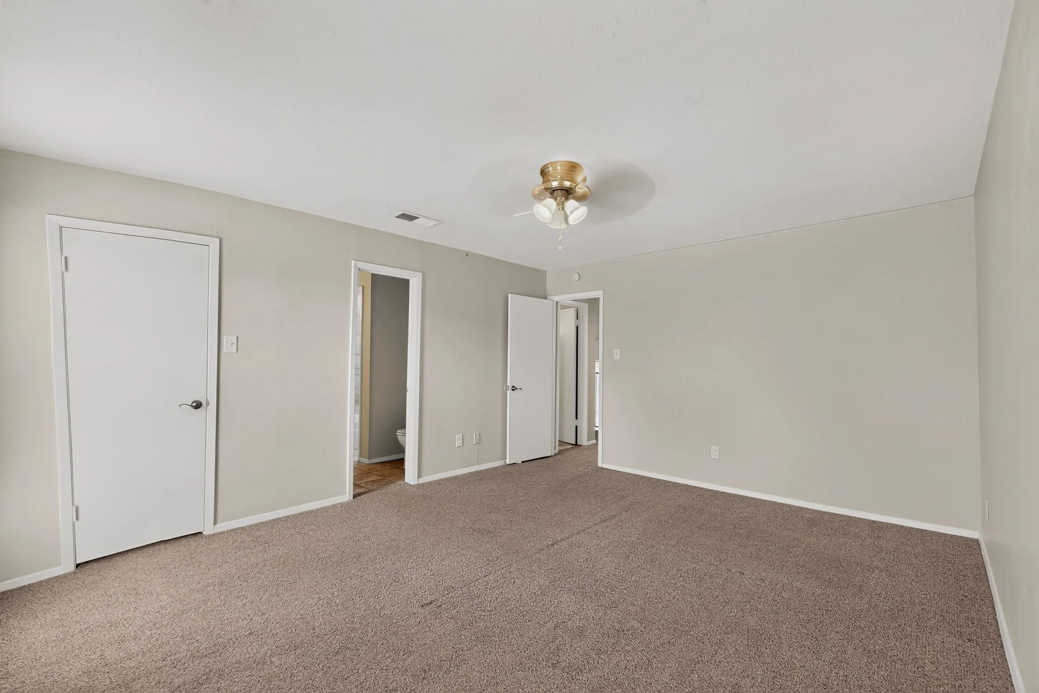 Condominium For Rent in Tarrant County , 1949 Shorewood Drive, Grapevine, Texas 76051, 2 Bedroom, 2 Bathroom, 1 Garage spaces, 1,270 Sqft, built in 1973, mls#21369842, Real Estate Agent in Grapevine, Homes For Rent in Tarrant county, Homes For Rent in Grapevine, Realtor in Grapevine Texas, Real Estate Brokerage Independent Realty Texas, Luminita Cordes Realtor