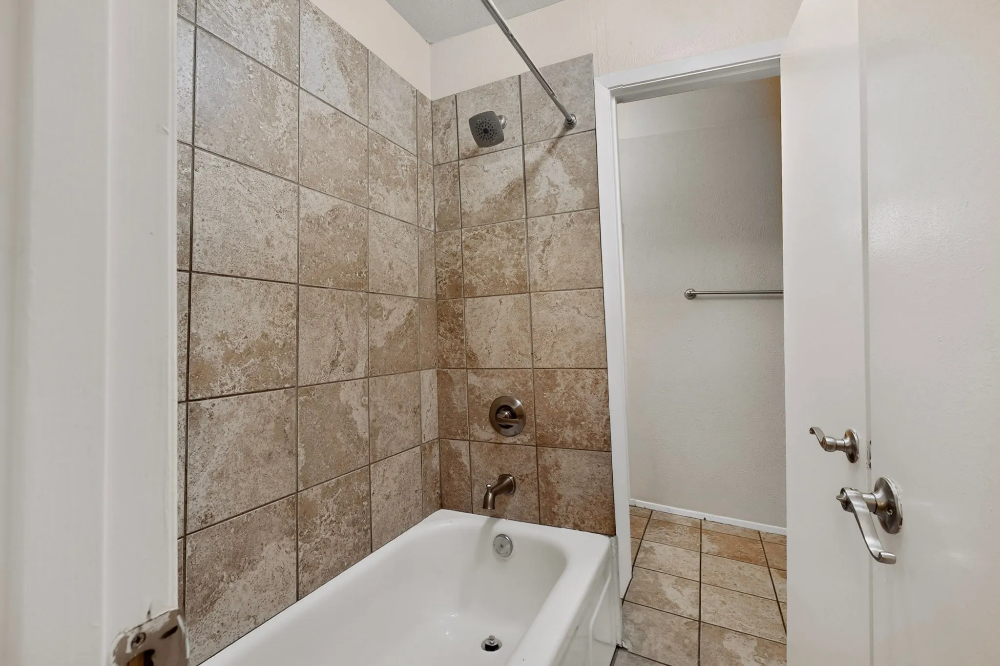 Condominium For Rent in Tarrant County , 1949 Shorewood Drive, Grapevine, Texas 76051, 2 Bedroom, 2 Bathroom, 1 Garage spaces, 1,270 Sqft, built in 1973, mls#21369842, Real Estate Agent in Grapevine, Homes For Rent in Tarrant county, Homes For Rent in Grapevine, Realtor in Grapevine Texas, Real Estate Brokerage Independent Realty Texas, Luminita Cordes Realtor