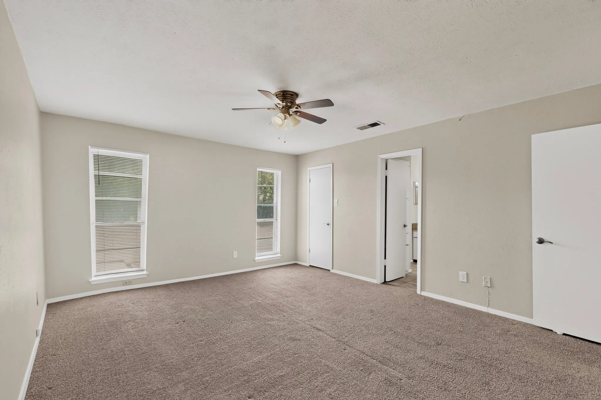 Condominium For Rent in Tarrant County , 1949 Shorewood Drive, Grapevine, Texas 76051, 2 Bedroom, 2 Bathroom, 1 Garage spaces, 1,270 Sqft, built in 1973, mls#21369842, Real Estate Agent in Grapevine, Homes For Rent in Tarrant county, Homes For Rent in Grapevine, Realtor in Grapevine Texas, Real Estate Brokerage Independent Realty Texas, Luminita Cordes Realtor