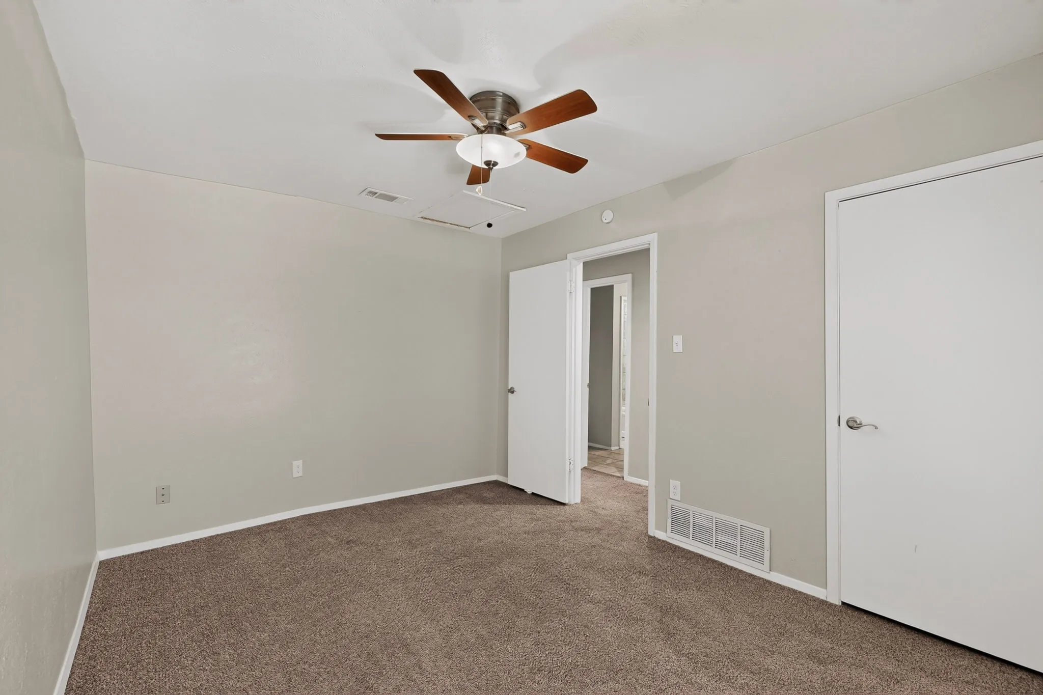 Condominium For Rent in Tarrant County , 1949 Shorewood Drive, Grapevine, Texas 76051, 2 Bedroom, 2 Bathroom, 1 Garage spaces, 1,270 Sqft, built in 1973, mls#21369842, Real Estate Agent in Grapevine, Homes For Rent in Tarrant county, Homes For Rent in Grapevine, Realtor in Grapevine Texas, Real Estate Brokerage Independent Realty Texas, Luminita Cordes Realtor