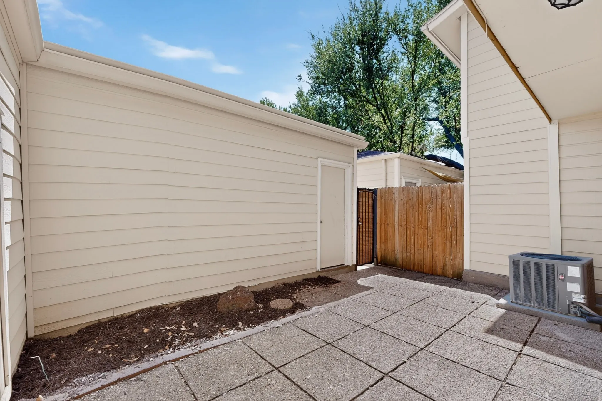 Condominium For Rent in Tarrant County , 1949 Shorewood Drive, Grapevine, Texas 76051, 2 Bedroom, 2 Bathroom, 1 Garage spaces, 1,270 Sqft, built in 1973, mls#21369842, Real Estate Agent in Grapevine, Homes For Rent in Tarrant county, Homes For Rent in Grapevine, Realtor in Grapevine Texas, Real Estate Brokerage Independent Realty Texas, Luminita Cordes Realtor