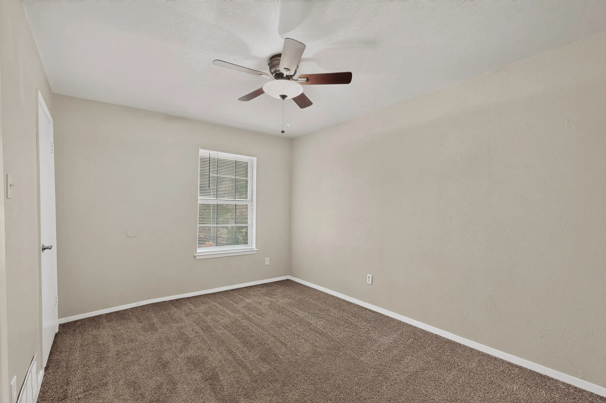 Condominium For Rent in Tarrant County , 1949 Shorewood Drive, Grapevine, Texas 76051, 2 Bedroom, 2 Bathroom, 1 Garage spaces, 1,270 Sqft, built in 1973, mls#21369842, Real Estate Agent in Grapevine, Homes For Rent in Tarrant county, Homes For Rent in Grapevine, Realtor in Grapevine Texas, Real Estate Brokerage Independent Realty Texas, Luminita Cordes Realtor