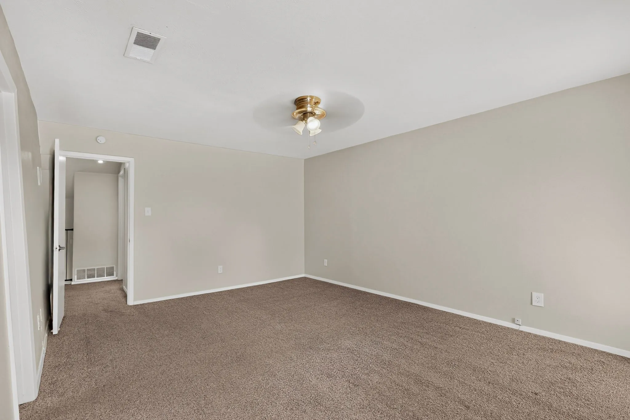 Condominium For Rent in Tarrant County , 1949 Shorewood Drive, Grapevine, Texas 76051, 2 Bedroom, 2 Bathroom, 1 Garage spaces, 1,270 Sqft, built in 1973, mls#21369842, Real Estate Agent in Grapevine, Homes For Rent in Tarrant county, Homes For Rent in Grapevine, Realtor in Grapevine Texas, Real Estate Brokerage Independent Realty Texas, Luminita Cordes Realtor