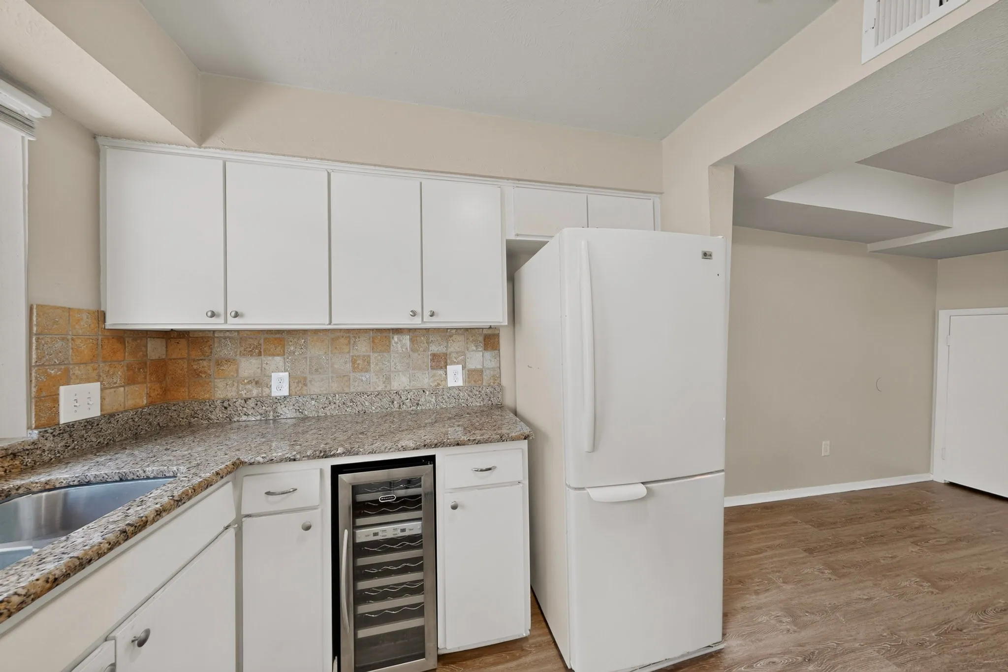 Condominium For Rent in Tarrant County , 1949 Shorewood Drive, Grapevine, Texas 76051, 2 Bedroom, 2 Bathroom, 1 Garage spaces, 1,270 Sqft, built in 1973, mls#21369842, Real Estate Agent in Grapevine, Homes For Rent in Tarrant county, Homes For Rent in Grapevine, Realtor in Grapevine Texas, Real Estate Brokerage Independent Realty Texas, Luminita Cordes Realtor