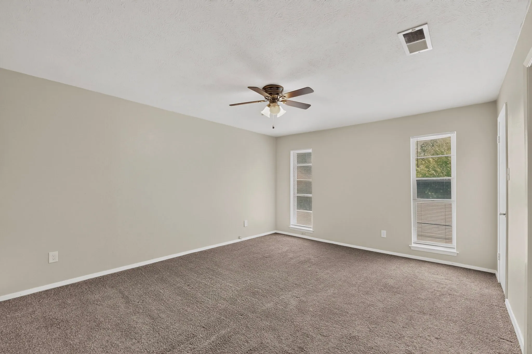 Condominium For Rent in Tarrant County , 1949 Shorewood Drive, Grapevine, Texas 76051, 2 Bedroom, 2 Bathroom, 1 Garage spaces, 1,270 Sqft, built in 1973, mls#21369842, Real Estate Agent in Grapevine, Homes For Rent in Tarrant county, Homes For Rent in Grapevine, Realtor in Grapevine Texas, Real Estate Brokerage Independent Realty Texas, Luminita Cordes Realtor