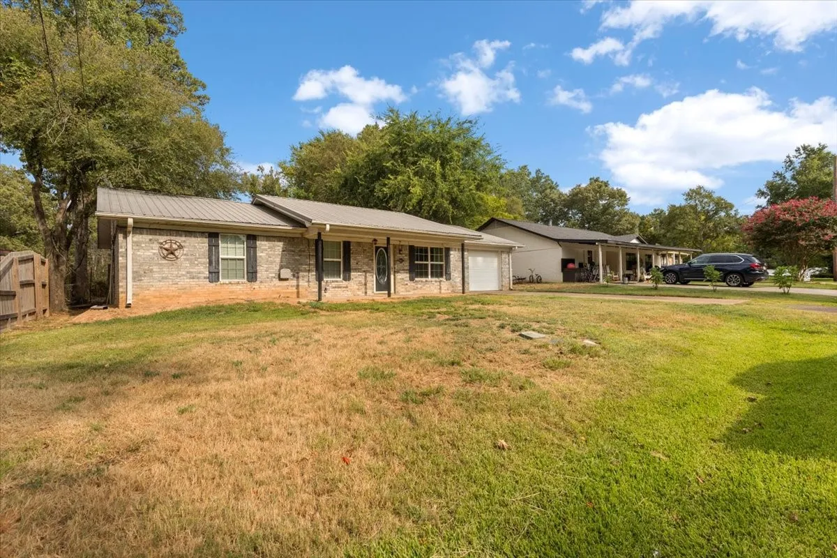 Single Family Residence For Sale in Smith County , 10204 Rolling Pines Drive, Tyler, Texas 75707, 3 Bedroom, 2 Bathroom, 1 Garage spaces, 1,343 Sqft, built in 1984, mls#21369850, Real Estate Agent in Tyler, Homes For Sale in Smith county, Homes For Sale in Tyler, Realtor in Tyler Texas, Real Estate Brokerage Independent Realty Texas, Luminita Cordes Realtor