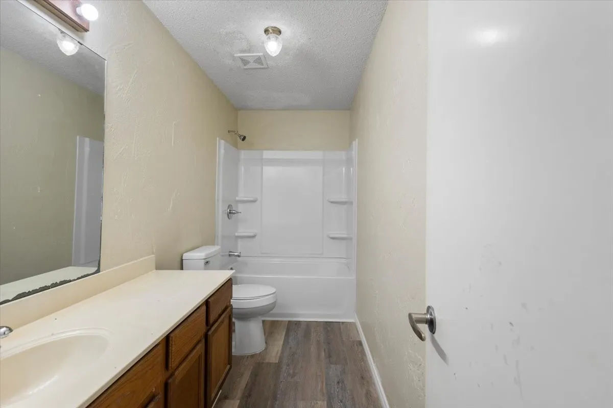 Single Family Residence For Sale in Smith County , 10204 Rolling Pines Drive, Tyler, Texas 75707, 3 Bedroom, 2 Bathroom, 1 Garage spaces, 1,343 Sqft, built in 1984, mls#21369850, Real Estate Agent in Tyler, Homes For Sale in Smith county, Homes For Sale in Tyler, Realtor in Tyler Texas, Real Estate Brokerage Independent Realty Texas, Luminita Cordes Realtor