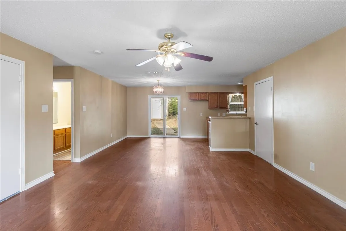 Single Family Residence For Sale in Smith County , 10204 Rolling Pines Drive, Tyler, Texas 75707, 3 Bedroom, 2 Bathroom, 1 Garage spaces, 1,343 Sqft, built in 1984, mls#21369850, Real Estate Agent in Tyler, Homes For Sale in Smith county, Homes For Sale in Tyler, Realtor in Tyler Texas, Real Estate Brokerage Independent Realty Texas, Luminita Cordes Realtor