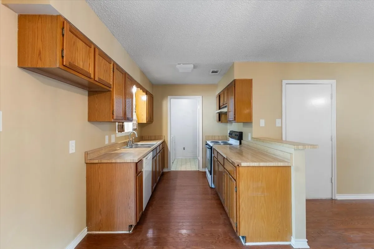 Single Family Residence For Sale in Smith County , 10204 Rolling Pines Drive, Tyler, Texas 75707, 3 Bedroom, 2 Bathroom, 1 Garage spaces, 1,343 Sqft, built in 1984, mls#21369850, Real Estate Agent in Tyler, Homes For Sale in Smith county, Homes For Sale in Tyler, Realtor in Tyler Texas, Real Estate Brokerage Independent Realty Texas, Luminita Cordes Realtor