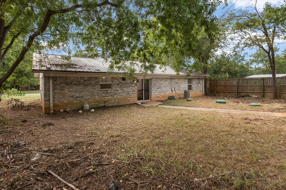 Single Family Residence For Sale in Smith County , 10204 Rolling Pines Drive, Tyler, Texas 75707, 3 Bedroom, 2 Bathroom, 1 Garage spaces, 1,343 Sqft, built in 1984, mls#21369850, Real Estate Agent in Tyler, Homes For Sale in Smith county, Homes For Sale in Tyler, Realtor in Tyler Texas, Real Estate Brokerage Independent Realty Texas, Luminita Cordes Realtor