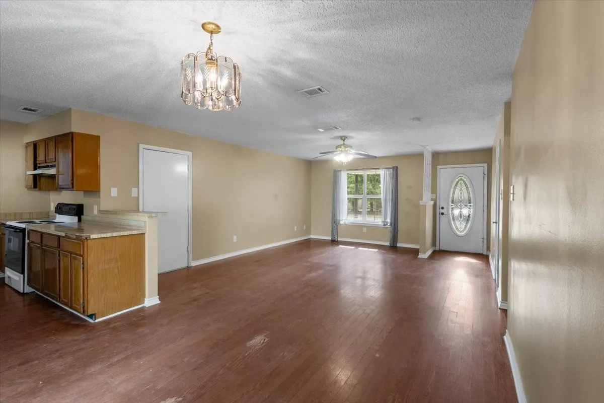 Single Family Residence For Sale in Smith County , 10204 Rolling Pines Drive, Tyler, Texas 75707, 3 Bedroom, 2 Bathroom, 1 Garage spaces, 1,343 Sqft, built in 1984, mls#21369850, Real Estate Agent in Tyler, Homes For Sale in Smith county, Homes For Sale in Tyler, Realtor in Tyler Texas, Real Estate Brokerage Independent Realty Texas, Luminita Cordes Realtor