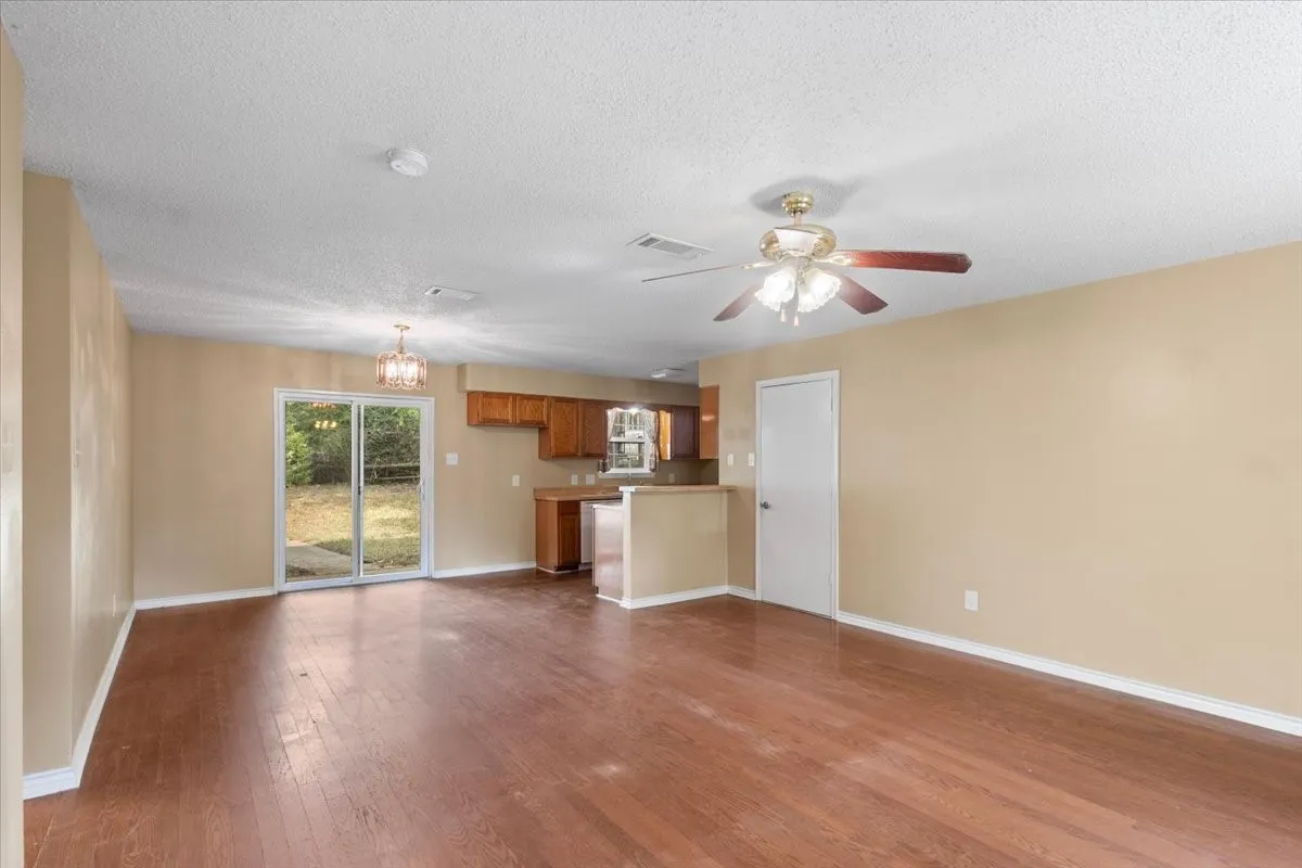 Single Family Residence For Sale in Smith County , 10204 Rolling Pines Drive, Tyler, Texas 75707, 3 Bedroom, 2 Bathroom, 1 Garage spaces, 1,343 Sqft, built in 1984, mls#21369850, Real Estate Agent in Tyler, Homes For Sale in Smith county, Homes For Sale in Tyler, Realtor in Tyler Texas, Real Estate Brokerage Independent Realty Texas, Luminita Cordes Realtor