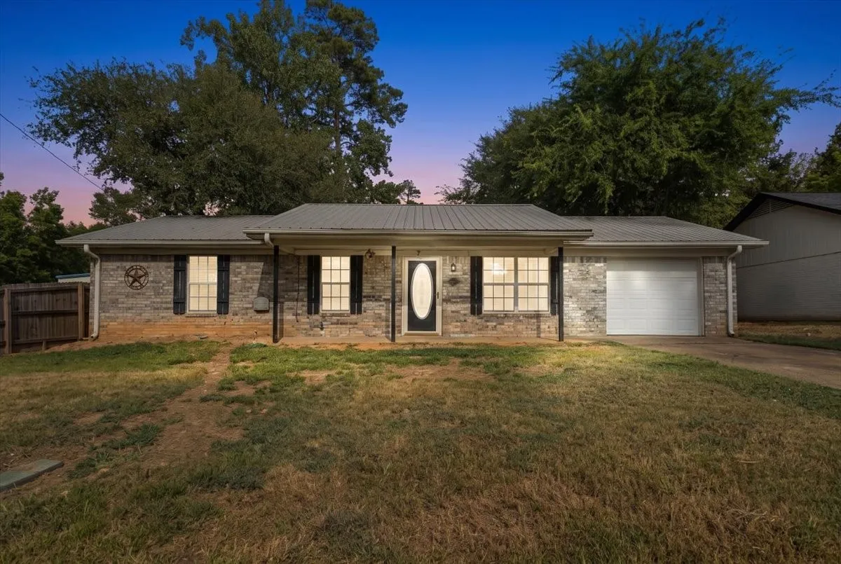 Single Family Residence For Sale in Smith County , 10204 Rolling Pines Drive, Tyler, Texas 75707, 3 Bedroom, 2 Bathroom, 1 Garage spaces, 1,343 Sqft, built in 1984, mls#21369850, Real Estate Agent in Tyler, Homes For Sale in Smith county, Homes For Sale in Tyler, Realtor in Tyler Texas, Real Estate Brokerage Independent Realty Texas, Luminita Cordes Realtor