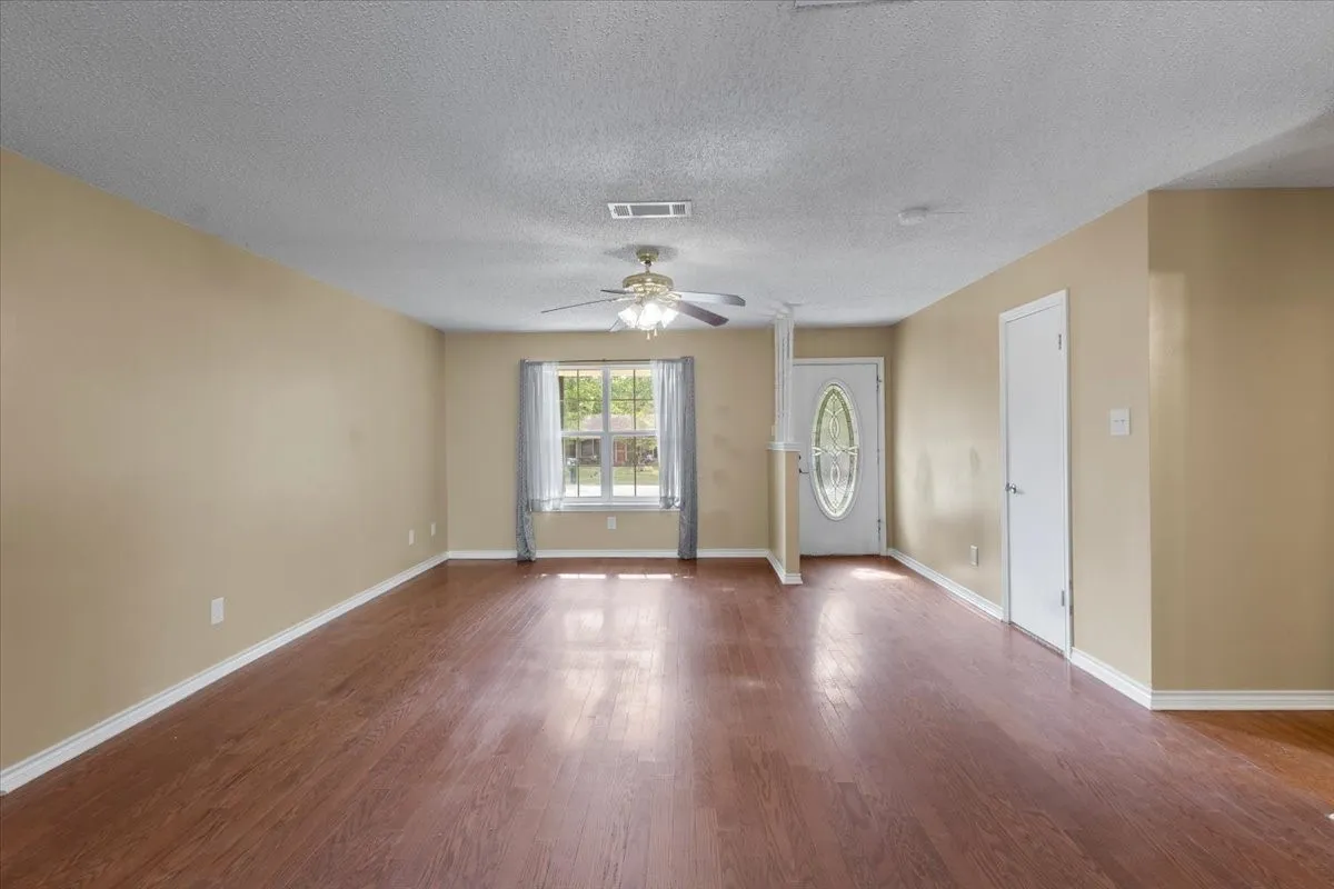 Single Family Residence For Sale in Smith County , 10204 Rolling Pines Drive, Tyler, Texas 75707, 3 Bedroom, 2 Bathroom, 1 Garage spaces, 1,343 Sqft, built in 1984, mls#21369850, Real Estate Agent in Tyler, Homes For Sale in Smith county, Homes For Sale in Tyler, Realtor in Tyler Texas, Real Estate Brokerage Independent Realty Texas, Luminita Cordes Realtor