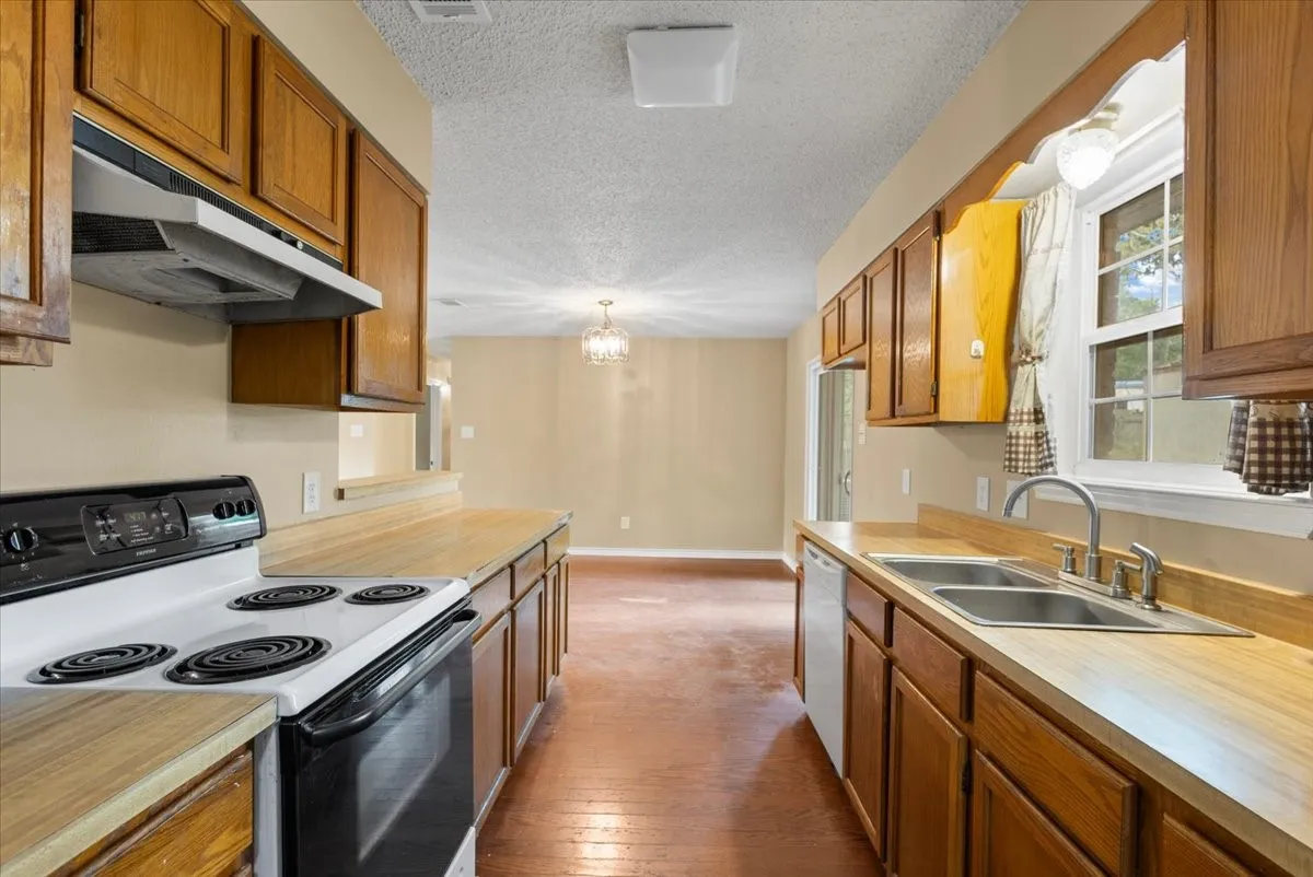 Single Family Residence For Sale in Smith County , 10204 Rolling Pines Drive, Tyler, Texas 75707, 3 Bedroom, 2 Bathroom, 1 Garage spaces, 1,343 Sqft, built in 1984, mls#21369850, Real Estate Agent in Tyler, Homes For Sale in Smith county, Homes For Sale in Tyler, Realtor in Tyler Texas, Real Estate Brokerage Independent Realty Texas, Luminita Cordes Realtor