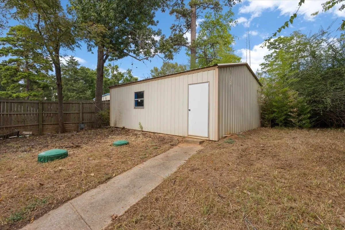 Single Family Residence For Sale in Smith County , 10204 Rolling Pines Drive, Tyler, Texas 75707, 3 Bedroom, 2 Bathroom, 1 Garage spaces, 1,343 Sqft, built in 1984, mls#21369850, Real Estate Agent in Tyler, Homes For Sale in Smith county, Homes For Sale in Tyler, Realtor in Tyler Texas, Real Estate Brokerage Independent Realty Texas, Luminita Cordes Realtor