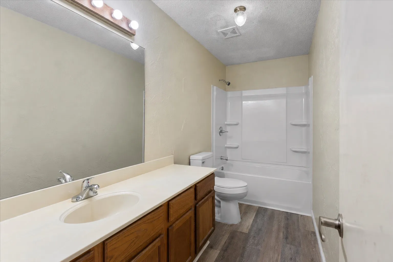 Single Family Residence For Sale in Smith County , 10204 Rolling Pines Drive, Tyler, Texas 75707, 3 Bedroom, 2 Bathroom, 1 Garage spaces, 1,343 Sqft, built in 1984, mls#21369850, Real Estate Agent in Tyler, Homes For Sale in Smith county, Homes For Sale in Tyler, Realtor in Tyler Texas, Real Estate Brokerage Independent Realty Texas, Luminita Cordes Realtor