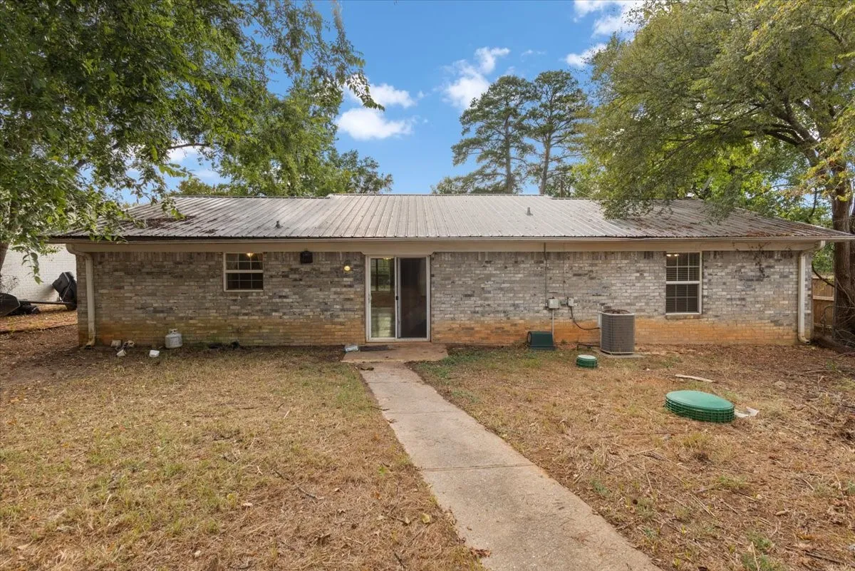 Single Family Residence For Sale in Smith County , 10204 Rolling Pines Drive, Tyler, Texas 75707, 3 Bedroom, 2 Bathroom, 1 Garage spaces, 1,343 Sqft, built in 1984, mls#21369850, Real Estate Agent in Tyler, Homes For Sale in Smith county, Homes For Sale in Tyler, Realtor in Tyler Texas, Real Estate Brokerage Independent Realty Texas, Luminita Cordes Realtor