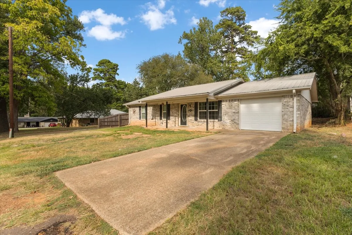 Single Family Residence For Sale in Smith County , 10204 Rolling Pines Drive, Tyler, Texas 75707, 3 Bedroom, 2 Bathroom, 1 Garage spaces, 1,343 Sqft, built in 1984, mls#21369850, Real Estate Agent in Tyler, Homes For Sale in Smith county, Homes For Sale in Tyler, Realtor in Tyler Texas, Real Estate Brokerage Independent Realty Texas, Luminita Cordes Realtor
