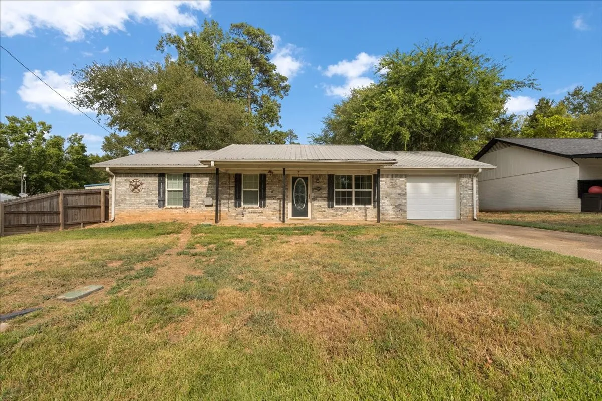 Single Family Residence For Sale in Smith County , 10204 Rolling Pines Drive, Tyler, Texas 75707, 3 Bedroom, 2 Bathroom, 1 Garage spaces, 1,343 Sqft, built in 1984, mls#21369850, Real Estate Agent in Tyler, Homes For Sale in Smith county, Homes For Sale in Tyler, Realtor in Tyler Texas, Real Estate Brokerage Independent Realty Texas, Luminita Cordes Realtor