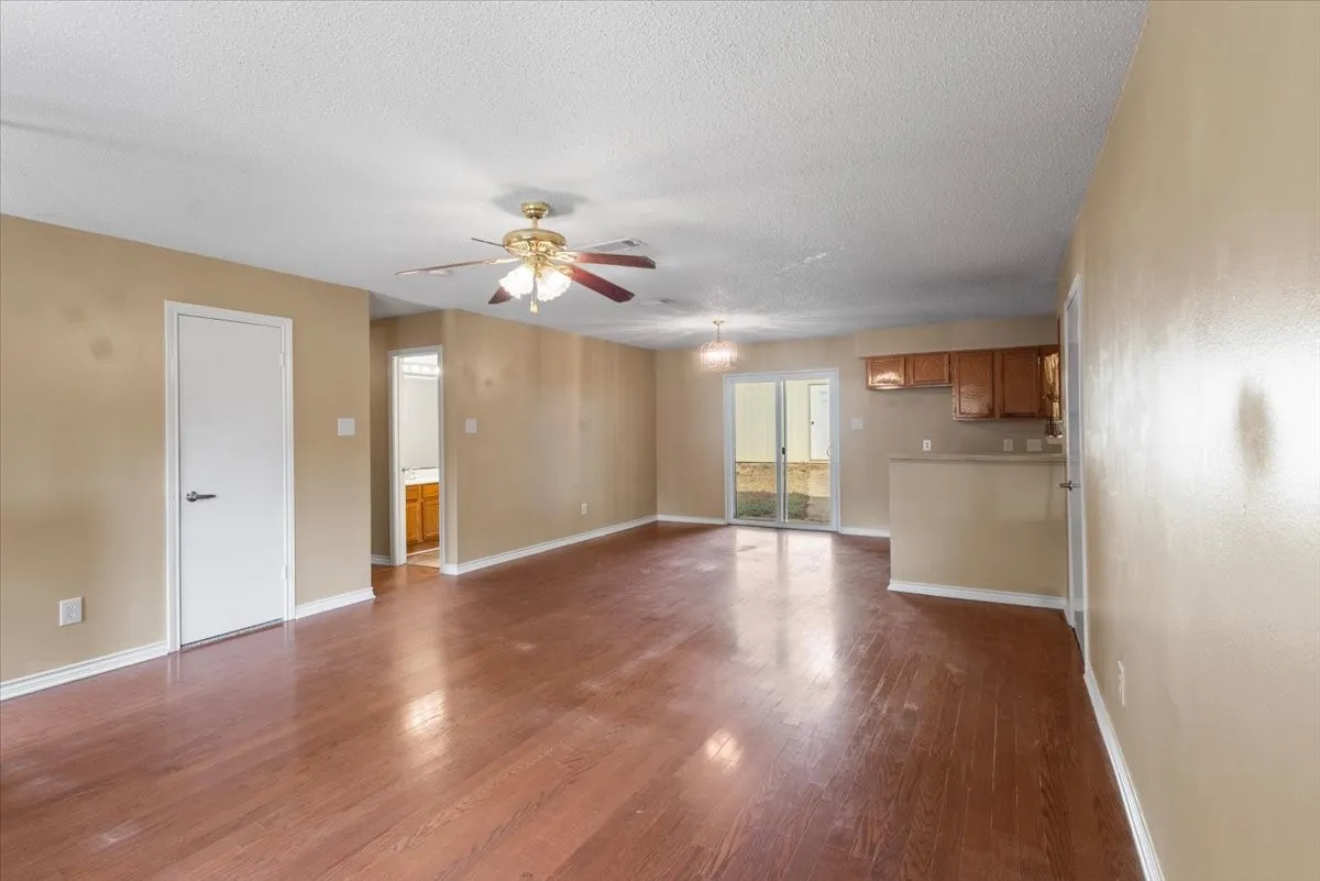 Single Family Residence For Sale in Smith County , 10204 Rolling Pines Drive, Tyler, Texas 75707, 3 Bedroom, 2 Bathroom, 1 Garage spaces, 1,343 Sqft, built in 1984, mls#21369850, Real Estate Agent in Tyler, Homes For Sale in Smith county, Homes For Sale in Tyler, Realtor in Tyler Texas, Real Estate Brokerage Independent Realty Texas, Luminita Cordes Realtor