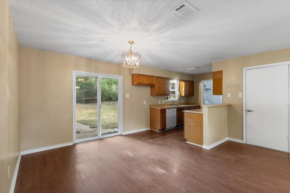 Single Family Residence For Sale in Smith County , 10204 Rolling Pines Drive, Tyler, Texas 75707, 3 Bedroom, 2 Bathroom, 1 Garage spaces, 1,343 Sqft, built in 1984, mls#21369850, Real Estate Agent in Tyler, Homes For Sale in Smith county, Homes For Sale in Tyler, Realtor in Tyler Texas, Real Estate Brokerage Independent Realty Texas, Luminita Cordes Realtor