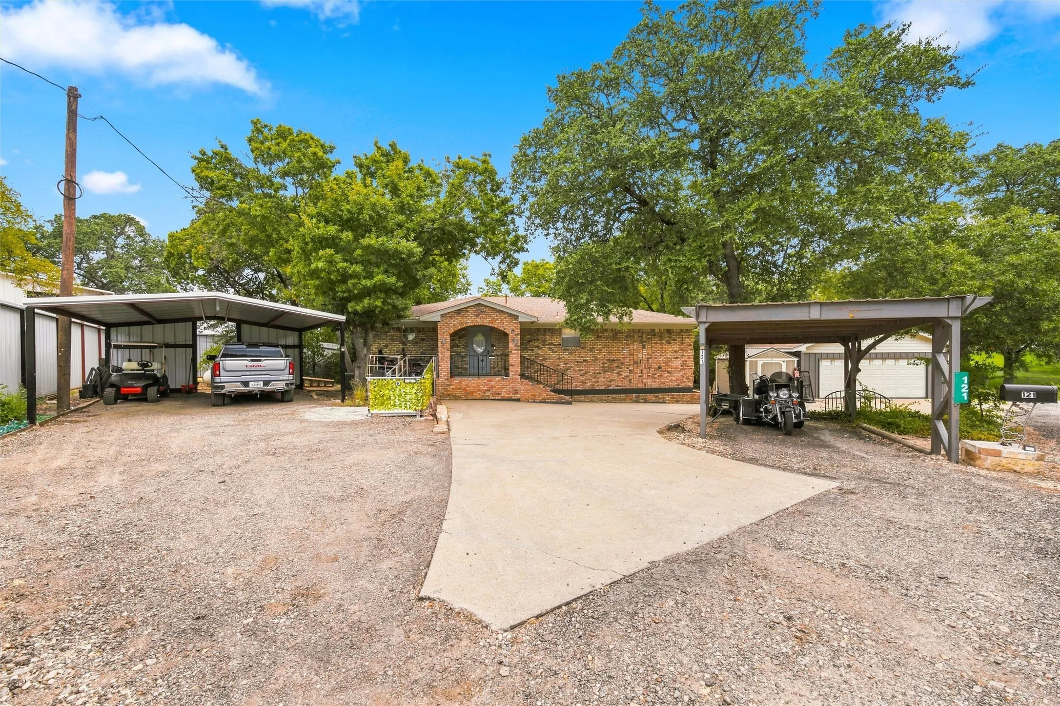 Single Family Residence For Sale in Bosque County , 121 County Road 1740a, Clifton, Texas 76634, 2 Bedroom, 2 Bathroom, 2 Garage spaces, 1,214 Sqft, built in 1993, mls#21369825, Real Estate Agent in Clifton, Homes For Sale in Bosque county, Homes For Sale in Clifton, Realtor in Clifton Texas, Real Estate Brokerage Independent Realty Texas, Luminita Cordes Realtor