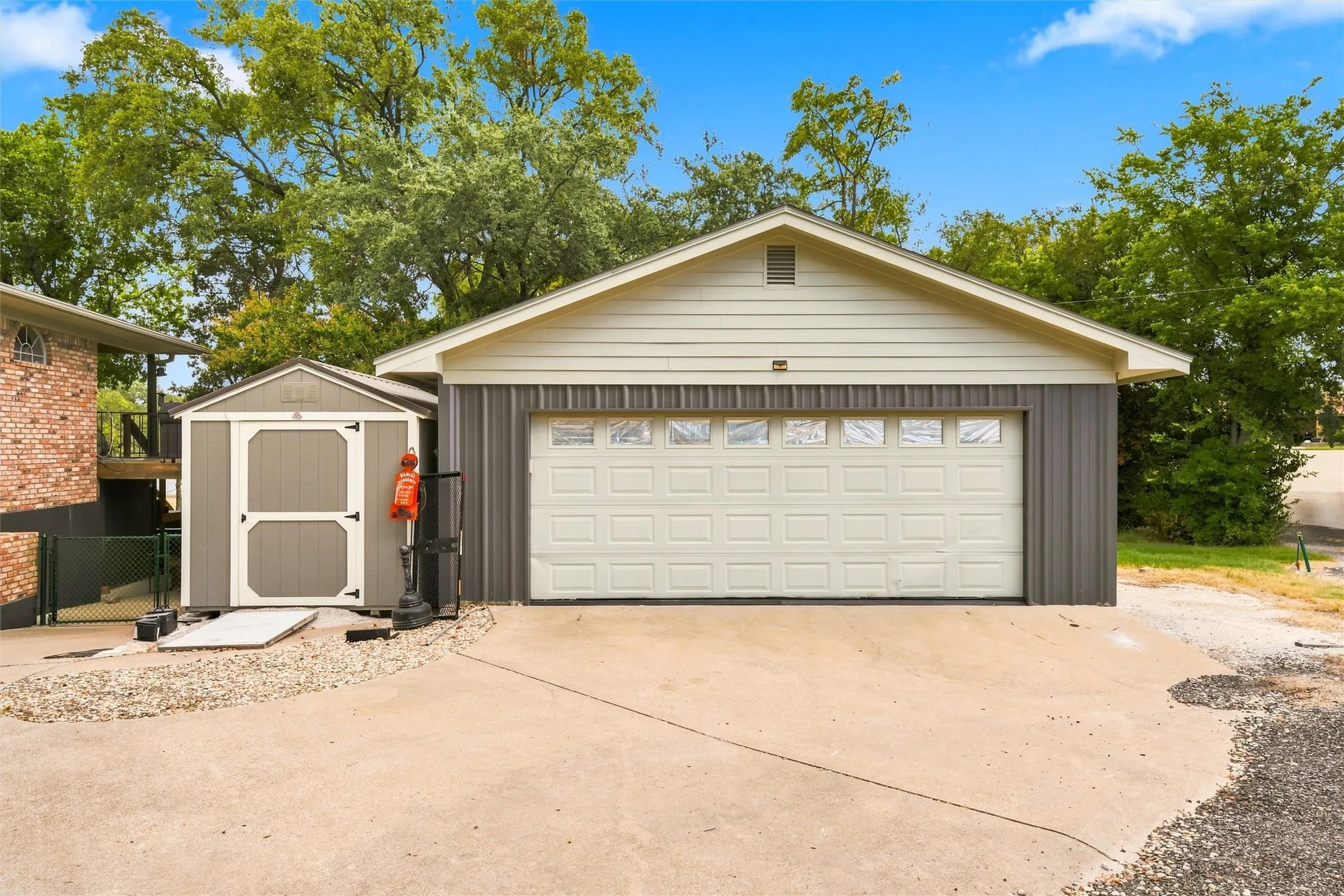 Single Family Residence For Sale in Bosque County , 121 County Road 1740a, Clifton, Texas 76634, 2 Bedroom, 2 Bathroom, 2 Garage spaces, 1,214 Sqft, built in 1993, mls#21369825, Real Estate Agent in Clifton, Homes For Sale in Bosque county, Homes For Sale in Clifton, Realtor in Clifton Texas, Real Estate Brokerage Independent Realty Texas, Luminita Cordes Realtor