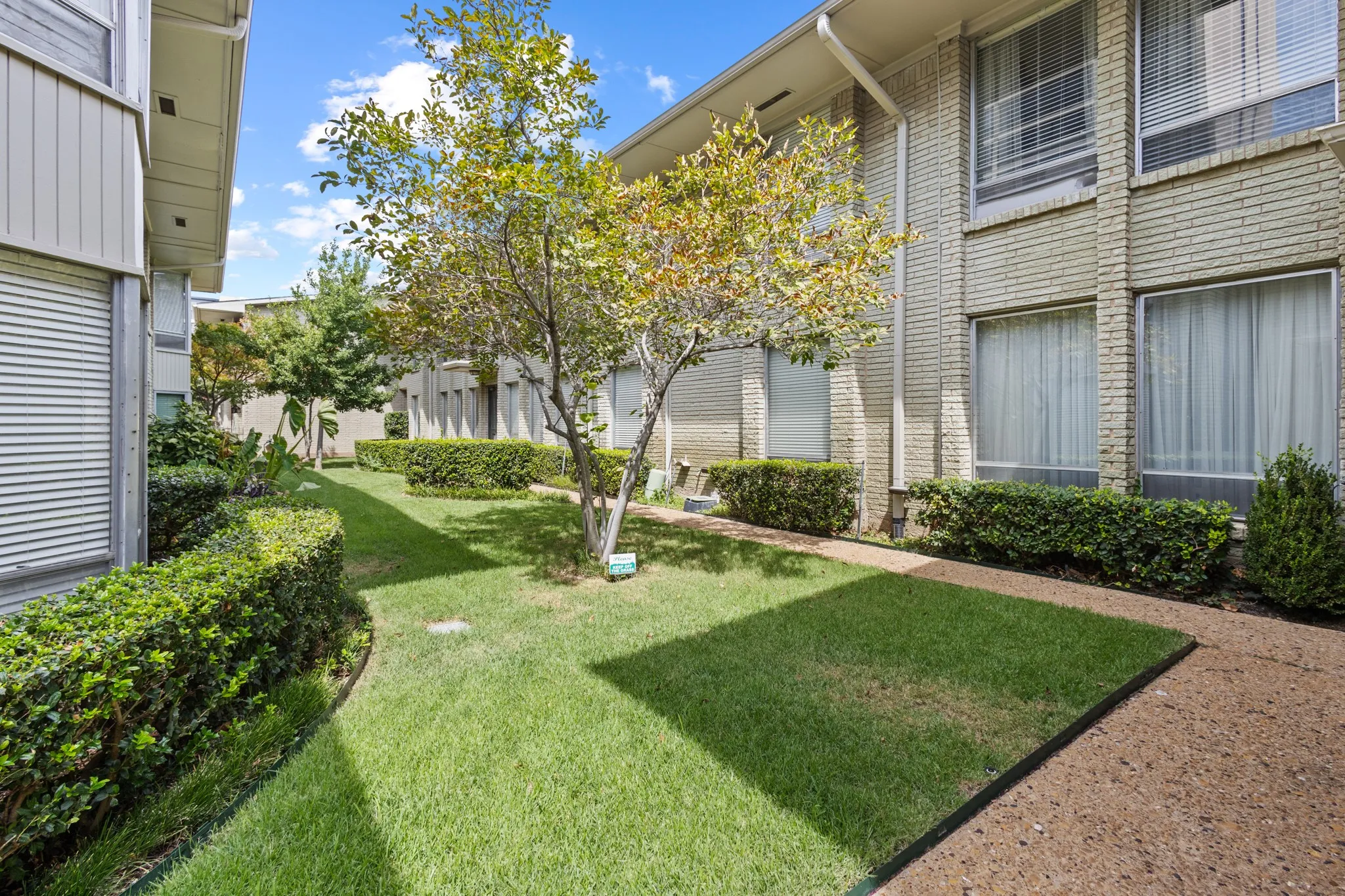 Condominium For Sale in Dallas County , 6365 Diamond Head Circle A, Dallas, Texas 75225, 2 Bedroom, 2 Bathroom, Garage spaces, 1,528 Sqft, built in 1961, mls#21369301, Real Estate Agent in Dallas, Homes For Sale in Dallas county, Homes For Sale in Dallas, Realtor in Dallas Texas, Real Estate Brokerage Independent Realty Texas, Luminita Cordes Realtor