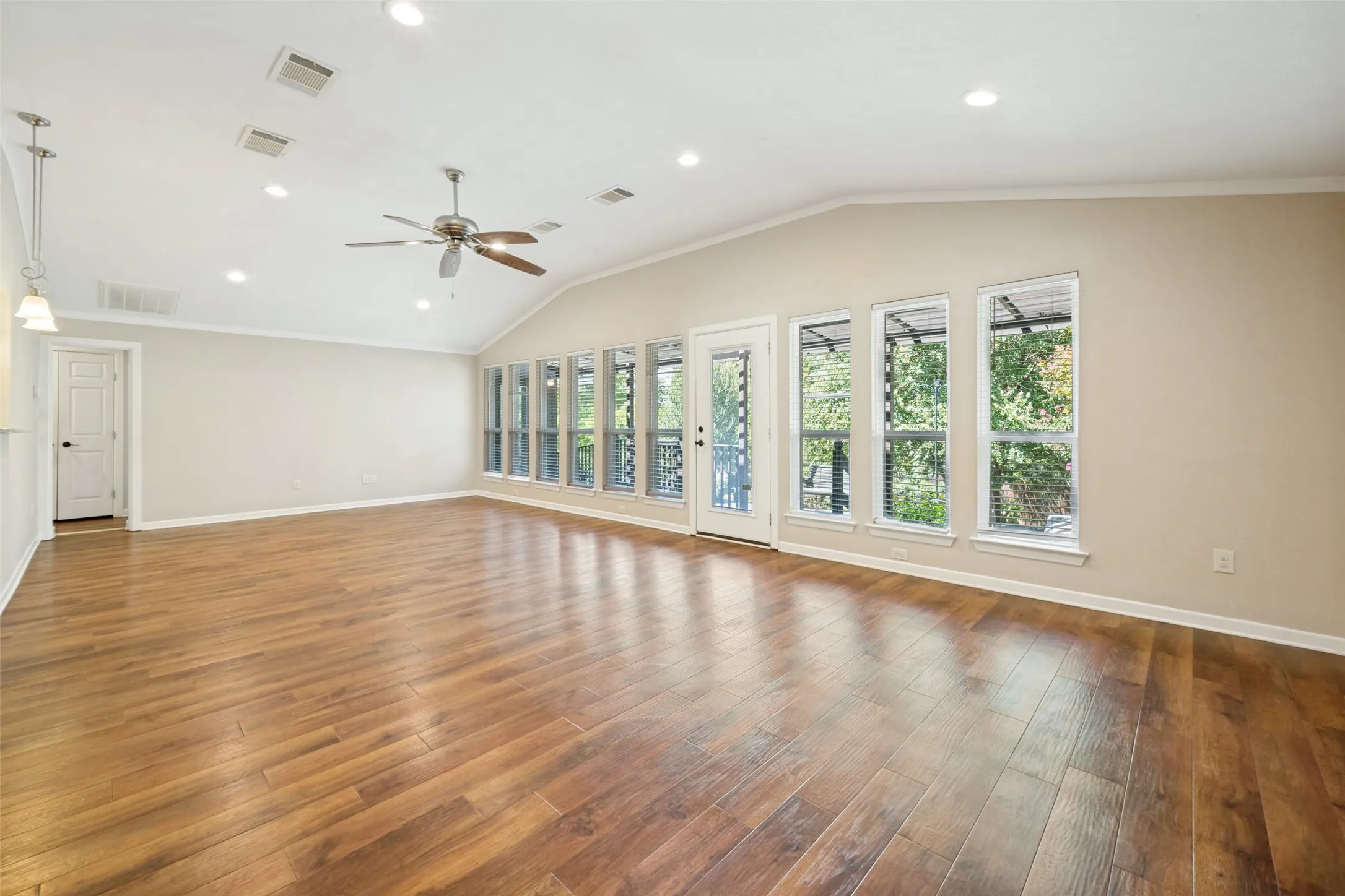 Single Family Residence For Sale in Tarrant County , 1504 Briarwood Boulevard, Arlington, Texas 76013, 3 Bedroom, 2 Bathroom, 1 Garage spaces, 2,282 Sqft, built in 1955, mls#21368097, Real Estate Agent in Arlington, Homes For Sale in Tarrant county, Homes For Sale in Arlington, Realtor in Arlington Texas, Real Estate Brokerage Independent Realty Texas, Luminita Cordes Realtor