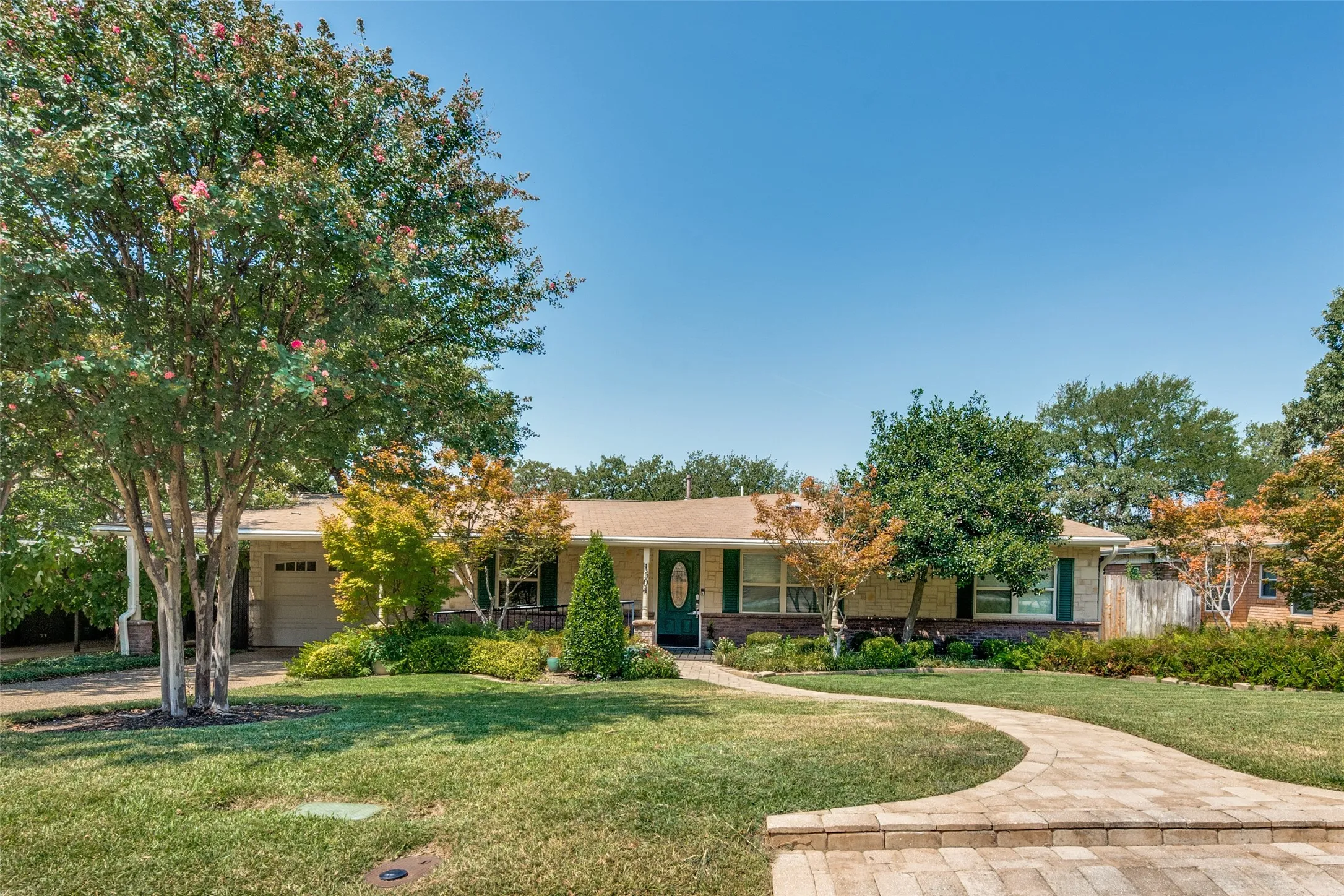 Single Family Residence For Sale in Tarrant County , 1504 Briarwood Boulevard, Arlington, Texas 76013, 3 Bedroom, 2 Bathroom, 1 Garage spaces, 2,282 Sqft, built in 1955, mls#21368097, Real Estate Agent in Arlington, Homes For Sale in Tarrant county, Homes For Sale in Arlington, Realtor in Arlington Texas, Real Estate Brokerage Independent Realty Texas, Luminita Cordes Realtor