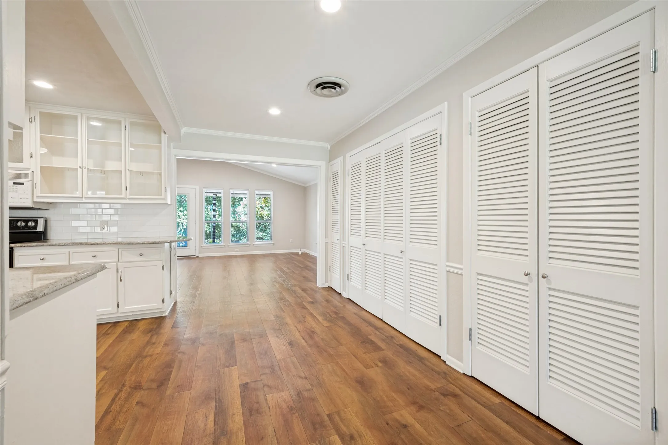Single Family Residence For Sale in Tarrant County , 1504 Briarwood Boulevard, Arlington, Texas 76013, 3 Bedroom, 2 Bathroom, 1 Garage spaces, 2,282 Sqft, built in 1955, mls#21368097, Real Estate Agent in Arlington, Homes For Sale in Tarrant county, Homes For Sale in Arlington, Realtor in Arlington Texas, Real Estate Brokerage Independent Realty Texas, Luminita Cordes Realtor