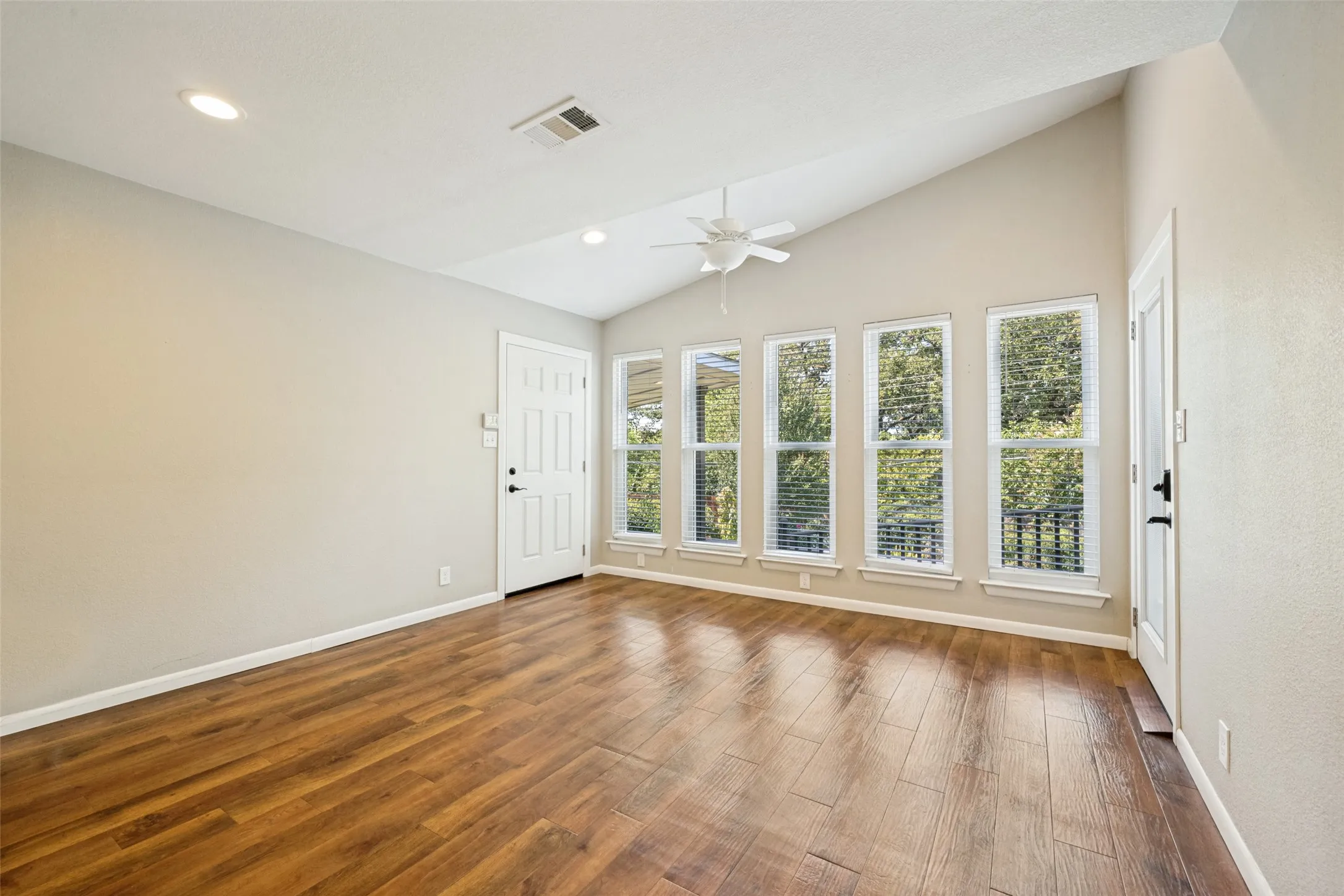 Single Family Residence For Sale in Tarrant County , 1504 Briarwood Boulevard, Arlington, Texas 76013, 3 Bedroom, 2 Bathroom, 1 Garage spaces, 2,282 Sqft, built in 1955, mls#21368097, Real Estate Agent in Arlington, Homes For Sale in Tarrant county, Homes For Sale in Arlington, Realtor in Arlington Texas, Real Estate Brokerage Independent Realty Texas, Luminita Cordes Realtor