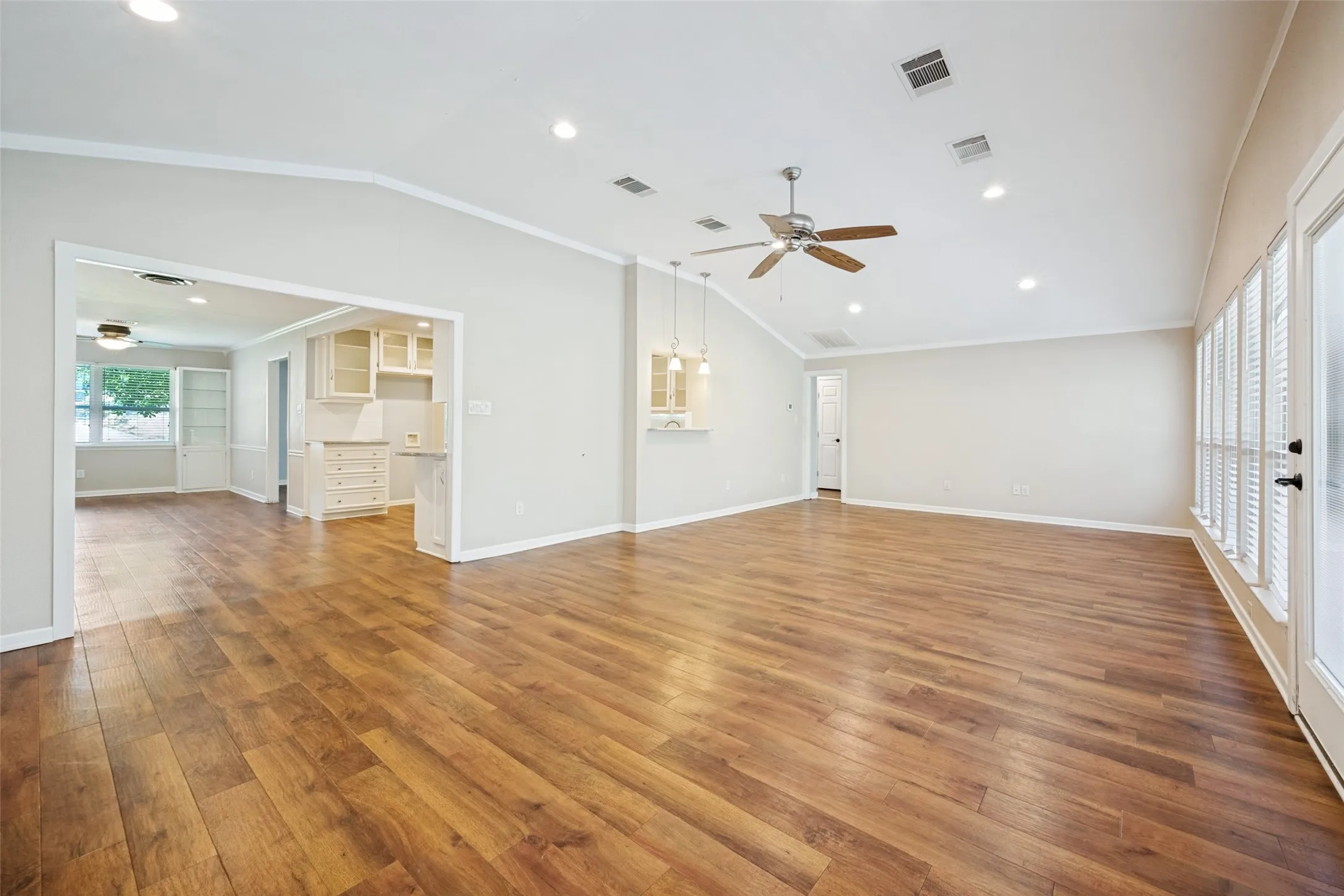 Single Family Residence For Sale in Tarrant County , 1504 Briarwood Boulevard, Arlington, Texas 76013, 3 Bedroom, 2 Bathroom, 1 Garage spaces, 2,282 Sqft, built in 1955, mls#21368097, Real Estate Agent in Arlington, Homes For Sale in Tarrant county, Homes For Sale in Arlington, Realtor in Arlington Texas, Real Estate Brokerage Independent Realty Texas, Luminita Cordes Realtor