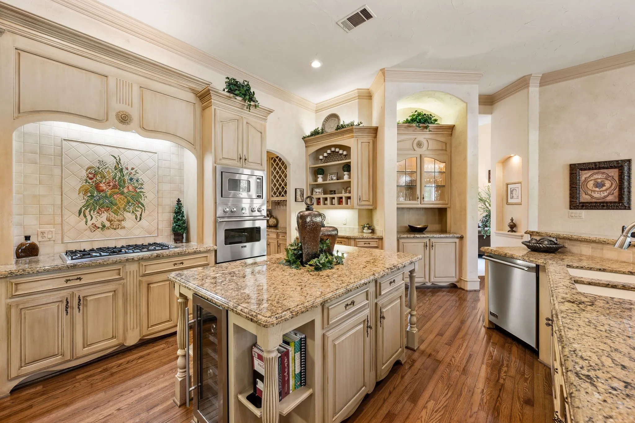 Single Family Residence For Sale in Tarrant County , 7204 Majestic Manor, Colleyville, Texas 76034, 4 Bedroom, 5 Bathroom, 4 Garage spaces, 6,091 Sqft, built in 1998, mls#21362924, Real Estate Agent in Colleyville, Homes For Sale in Tarrant county, Homes For Sale in Colleyville, Realtor in Colleyville Texas, Real Estate Brokerage Independent Realty Texas, Luminita Cordes Realtor