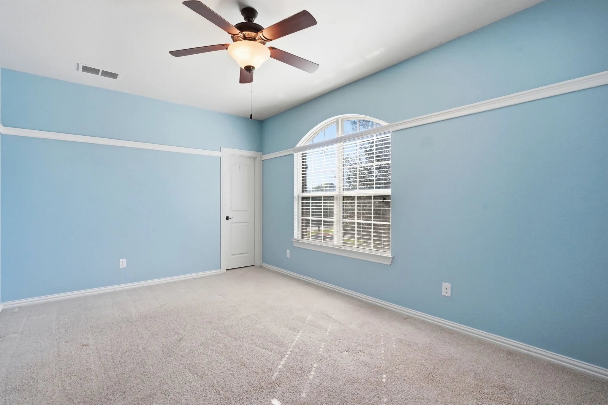 Single Family Residence For Sale in Denton County , 2803 Waverley Drive, Trophy Club, Texas 76262, 5 Bedroom, 5 Bathroom, 3 Garage spaces, 4,264 Sqft, built in 2013, mls#21369029, Real Estate Agent in Trophy Club, Homes For Sale in Denton county, Homes For Sale in Trophy Club, Realtor in Trophy Club Texas, Real Estate Brokerage Independent Realty Texas, Luminita Cordes Realtor