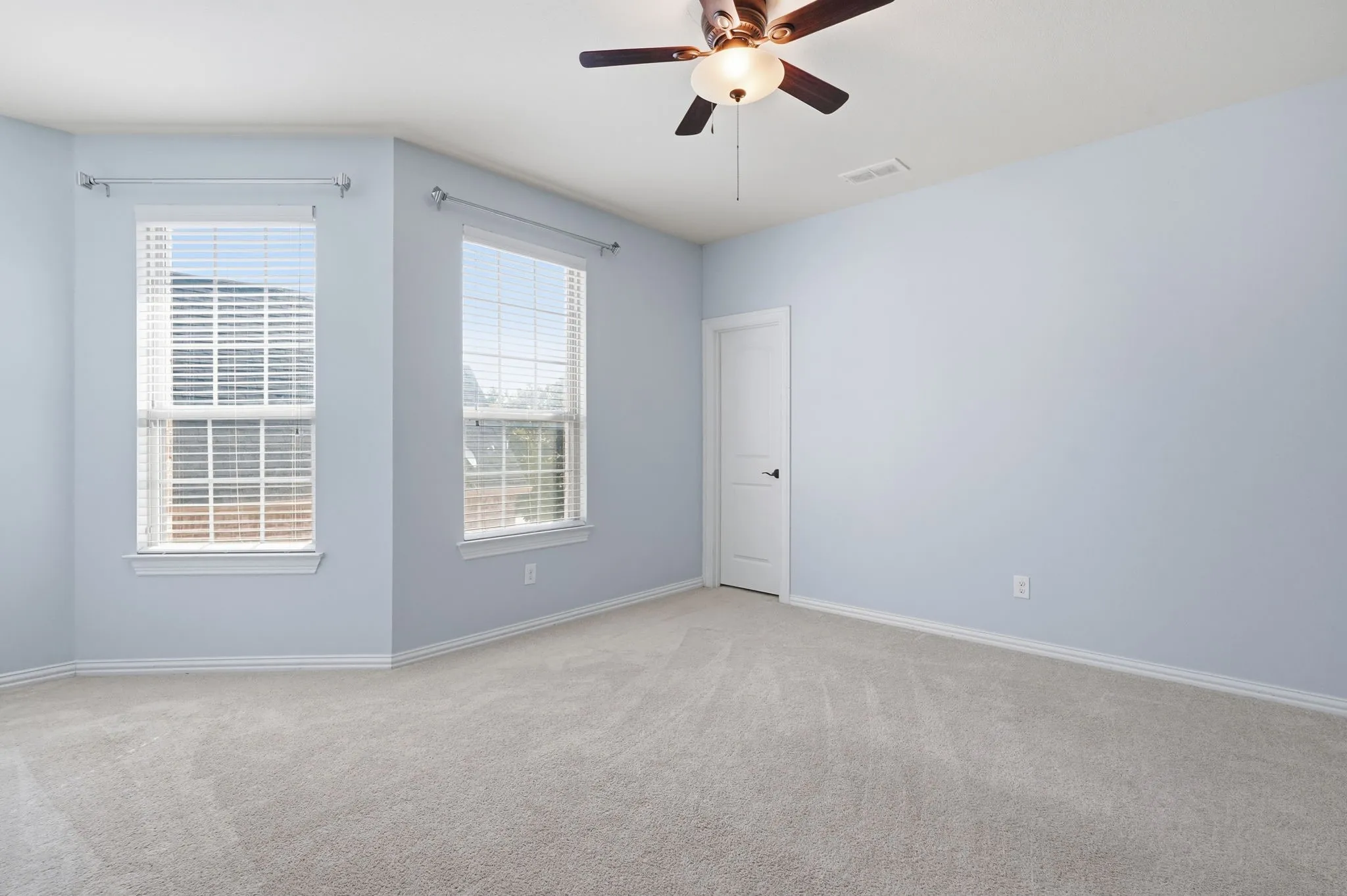 Single Family Residence For Sale in Denton County , 2803 Waverley Drive, Trophy Club, Texas 76262, 5 Bedroom, 5 Bathroom, 3 Garage spaces, 4,264 Sqft, built in 2013, mls#21369029, Real Estate Agent in Trophy Club, Homes For Sale in Denton county, Homes For Sale in Trophy Club, Realtor in Trophy Club Texas, Real Estate Brokerage Independent Realty Texas, Luminita Cordes Realtor