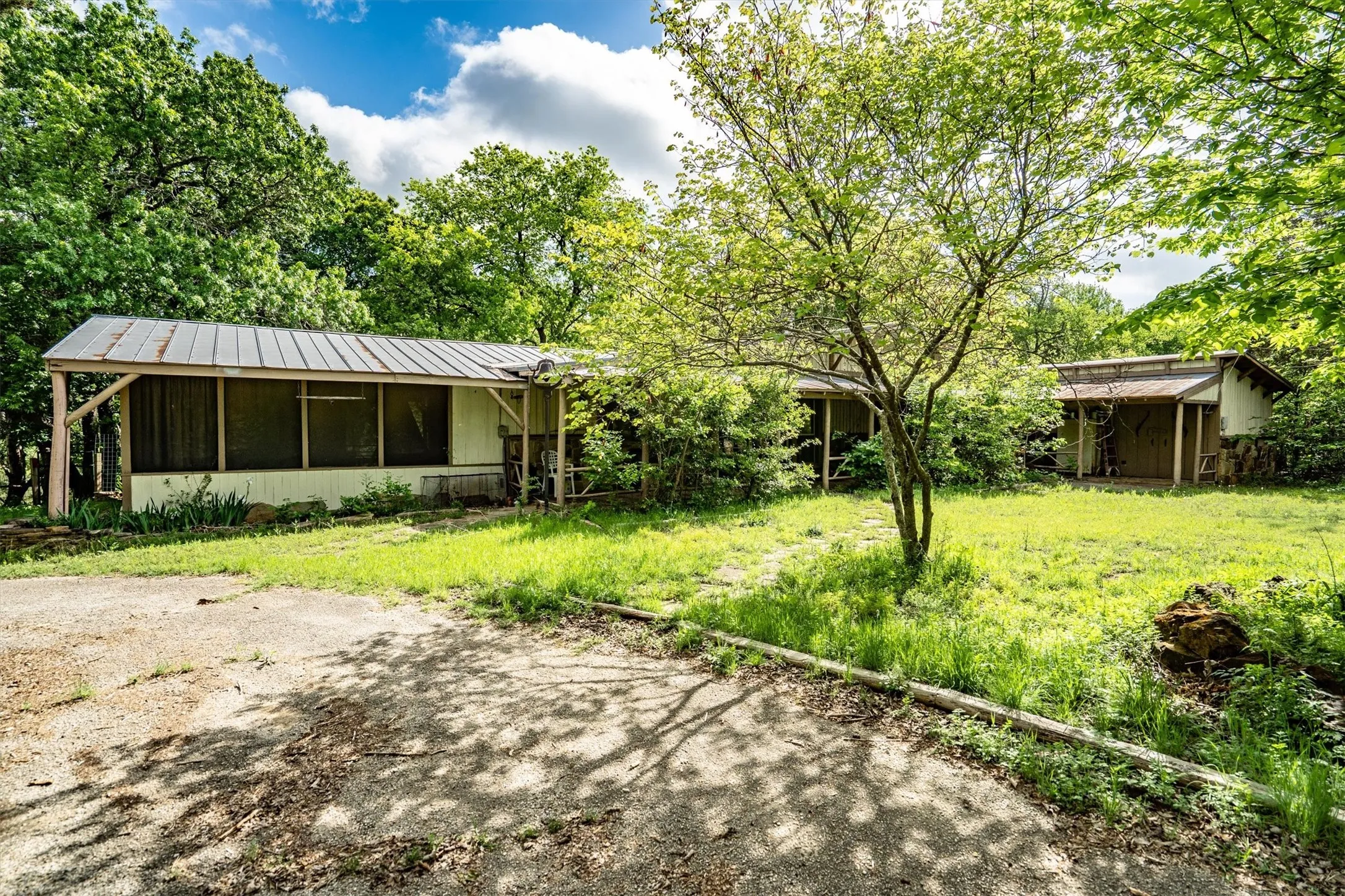Farm For Sale in Collin County , 3135 County Road 427, Anna, Texas 75409, 3 Bedroom, 2 Bathroom, Garage spaces, 2,179 Sqft, built in 1967, mls#21352787, Real Estate Agent in Anna, Homes For Sale in Collin county, Homes For Sale in Anna, Realtor in Anna Texas, Real Estate Brokerage Independent Realty Texas, Luminita Cordes Realtor