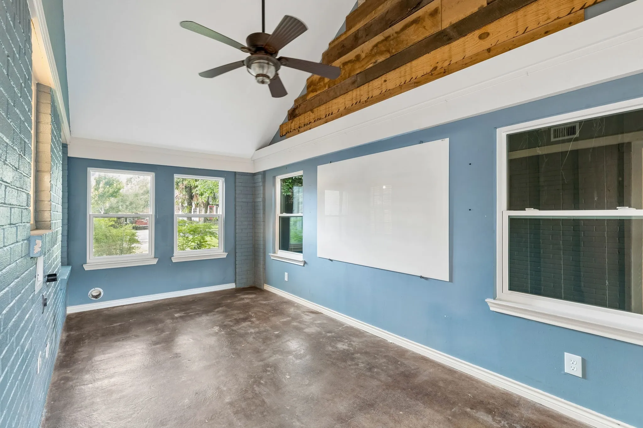 Single Family Residence For Sale in Dallas County , 5342 Mc Commas Boulevard, Dallas, Texas 75206, 3 Bedroom, 2 Bathroom, Garage spaces, 2,164 Sqft, built in 1937, mls#21369864, Real Estate Agent in Dallas, Homes For Sale in Dallas county, Homes For Sale in Dallas, Realtor in Dallas Texas, Real Estate Brokerage Independent Realty Texas, Luminita Cordes Realtor