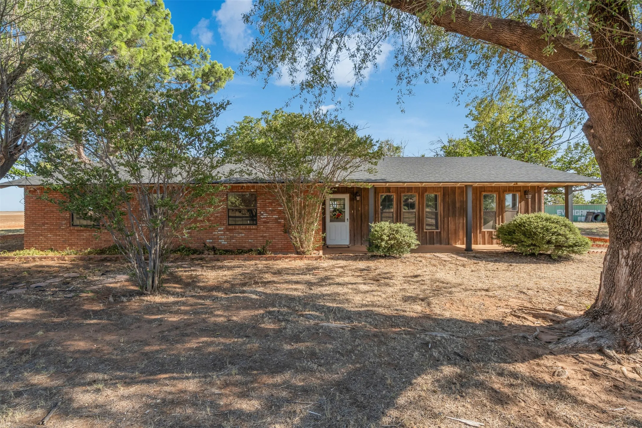 Farm For Sale in Knox County , 8154 County Road 4680, Munday, Texas 76371, 3 Bedroom, 3 Bathroom, 2 Garage spaces, 3,030 Sqft, built in 1978, mls#21368293, Real Estate Agent in Munday, Homes For Sale in Knox county, Homes For Sale in Munday, Realtor in Munday Texas, Real Estate Brokerage Independent Realty Texas, Luminita Cordes Realtor